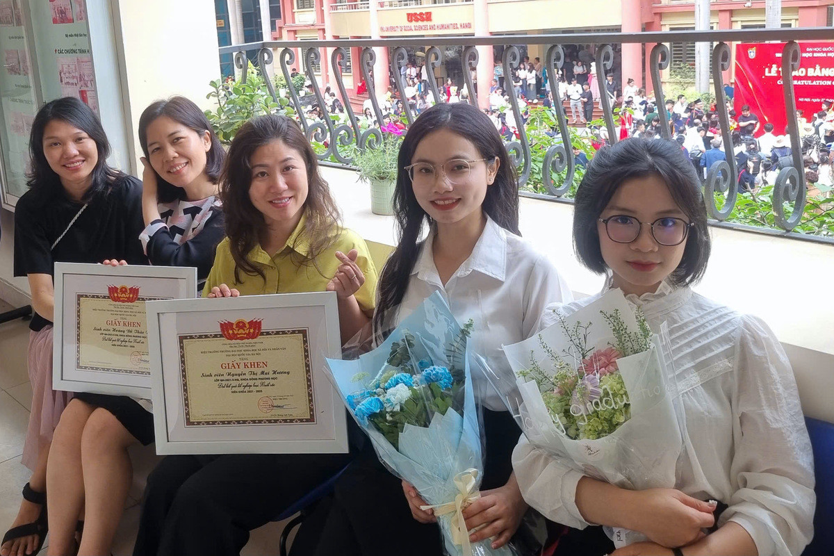 Thảo Nhi cùng các giảng viên và bạn học ngành Hàn Quốc học.