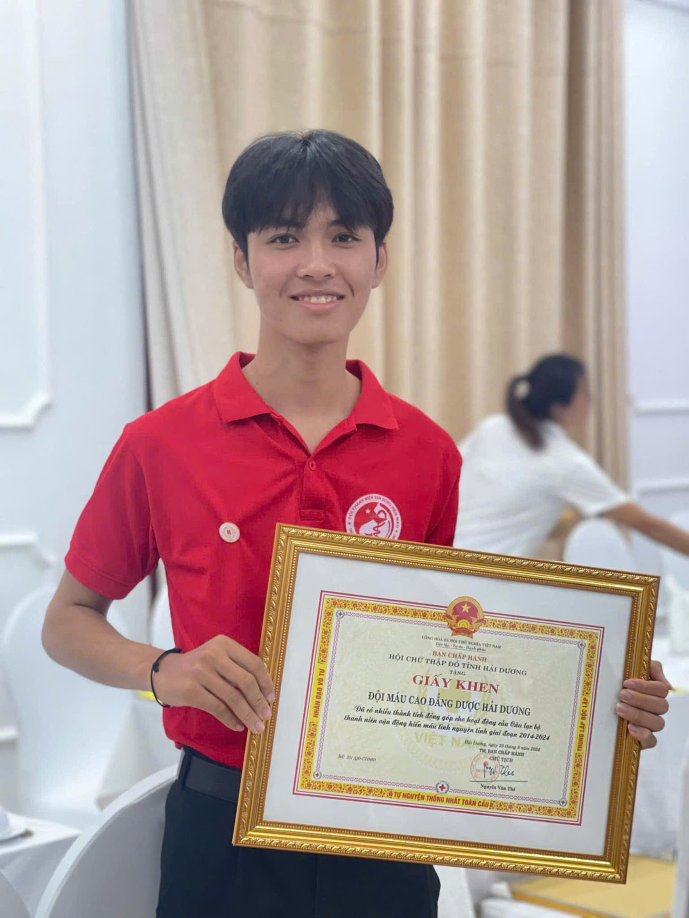 Quốc An nhận giấy khen từ nhà trường. Quốc An nhận giấy khen từ nhà trường.