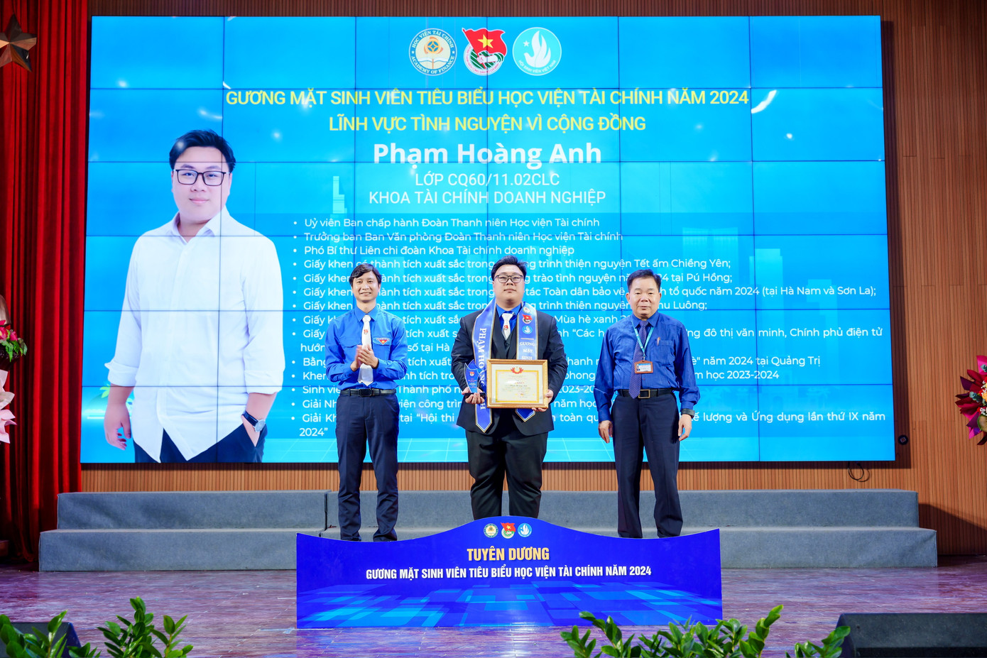 Hoàng Anh là 1 trong 10 Gương mặt sinh viên tiêu biểu Học viện Tài chính về lĩnh vực Tình nguyện.