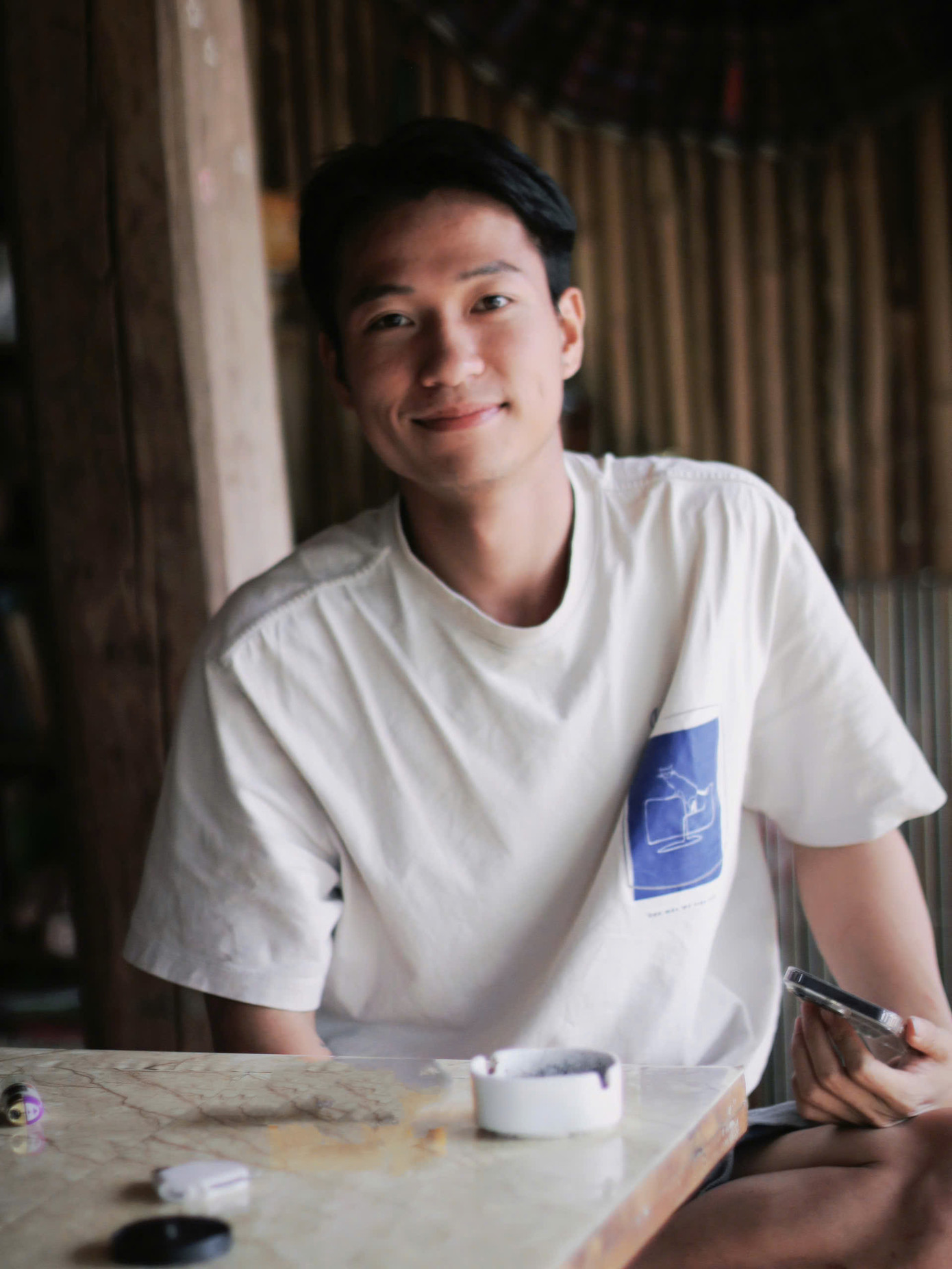 Từ bỏ guồng quay phố thị, Hải tự mình xây dựng lại mọi thứ nơi quê nhà: một homestay nhỏ, những kế hoạch du lịch cộng đồng, và một cuộc sống bình lặng mà đủ đầy. Từ bỏ guồng quay phố thị, Hải tự mình xây dựng lại mọi thứ nơi quê nhà: một homestay nhỏ, những kế hoạch du lịch cộng đồng, và một cuộc sống bình lặng mà đủ đầy.