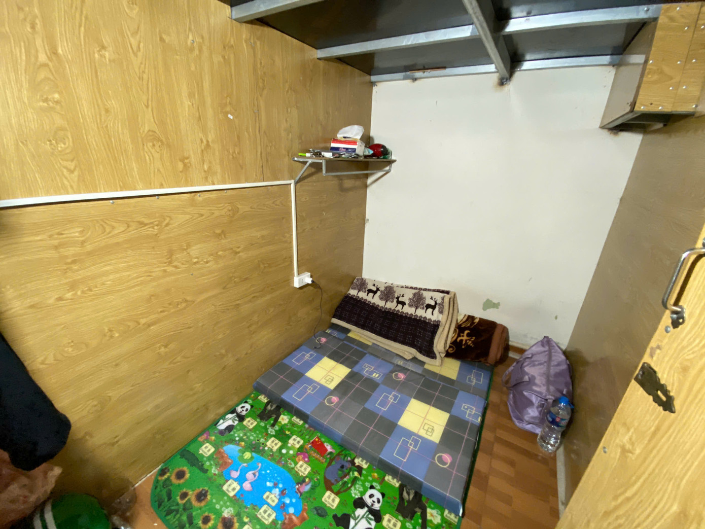 Cận cảnh bên trong một phòng trọ “hộp diêm” tại đường Nguyễn Chí Thanh. (Ảnh: Cẩm Tú)