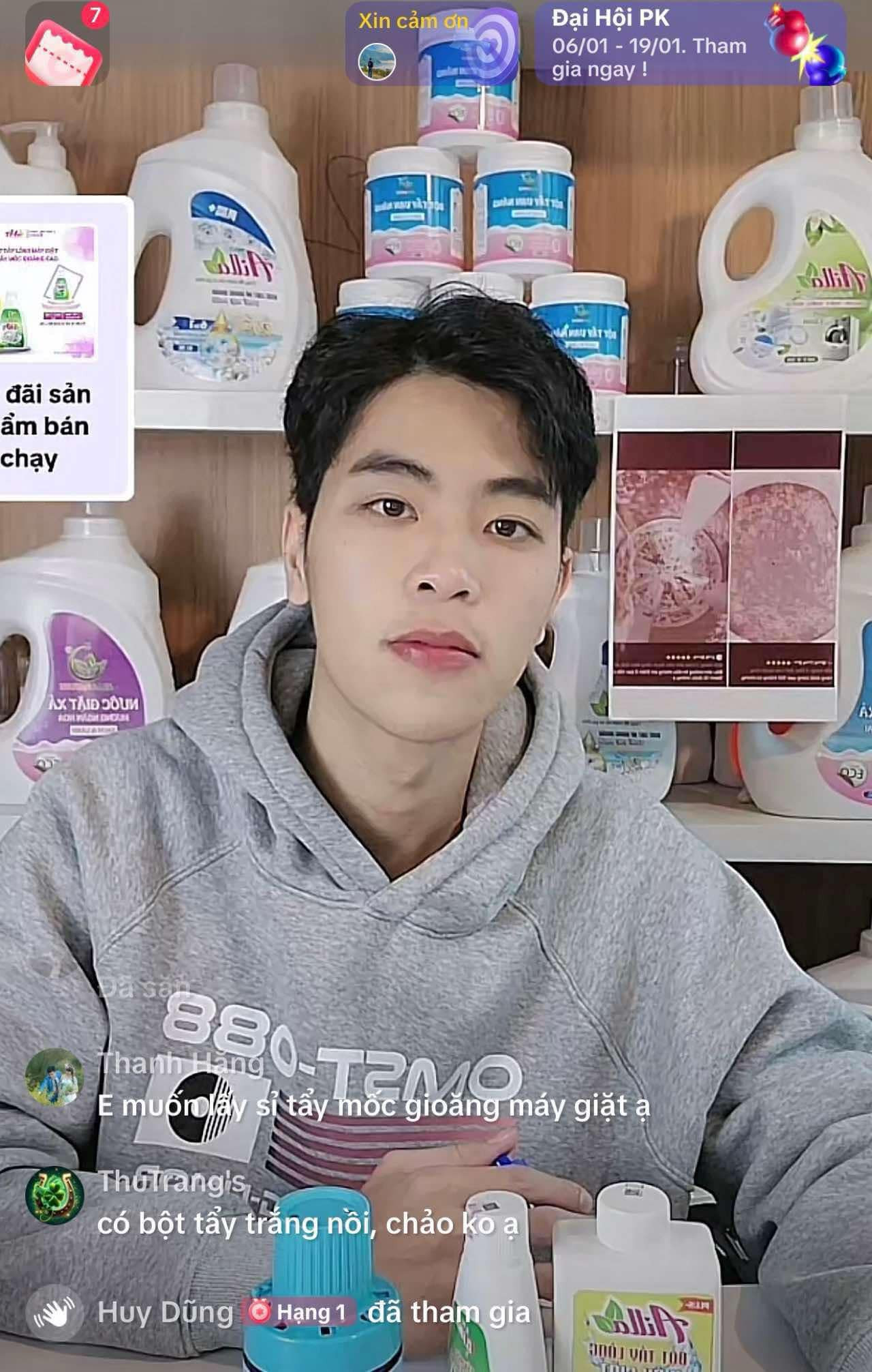 Anh Nguyễn Hồng Khanh trong một ca livestream. Anh Nguyễn Hồng Khanh trong một ca livestream.