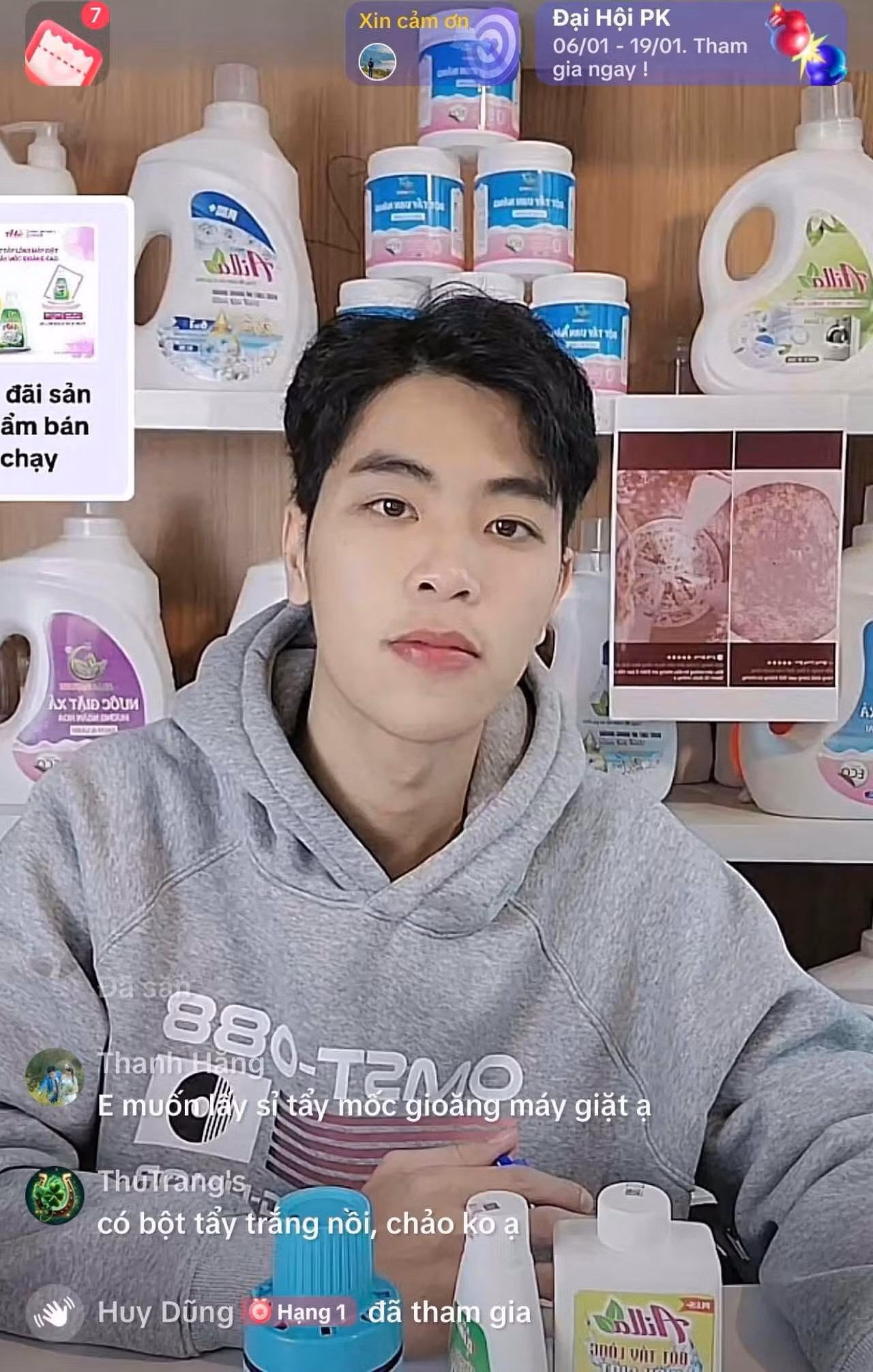 Anh Nguyễn Hồng Khanh trong một ca livestream.