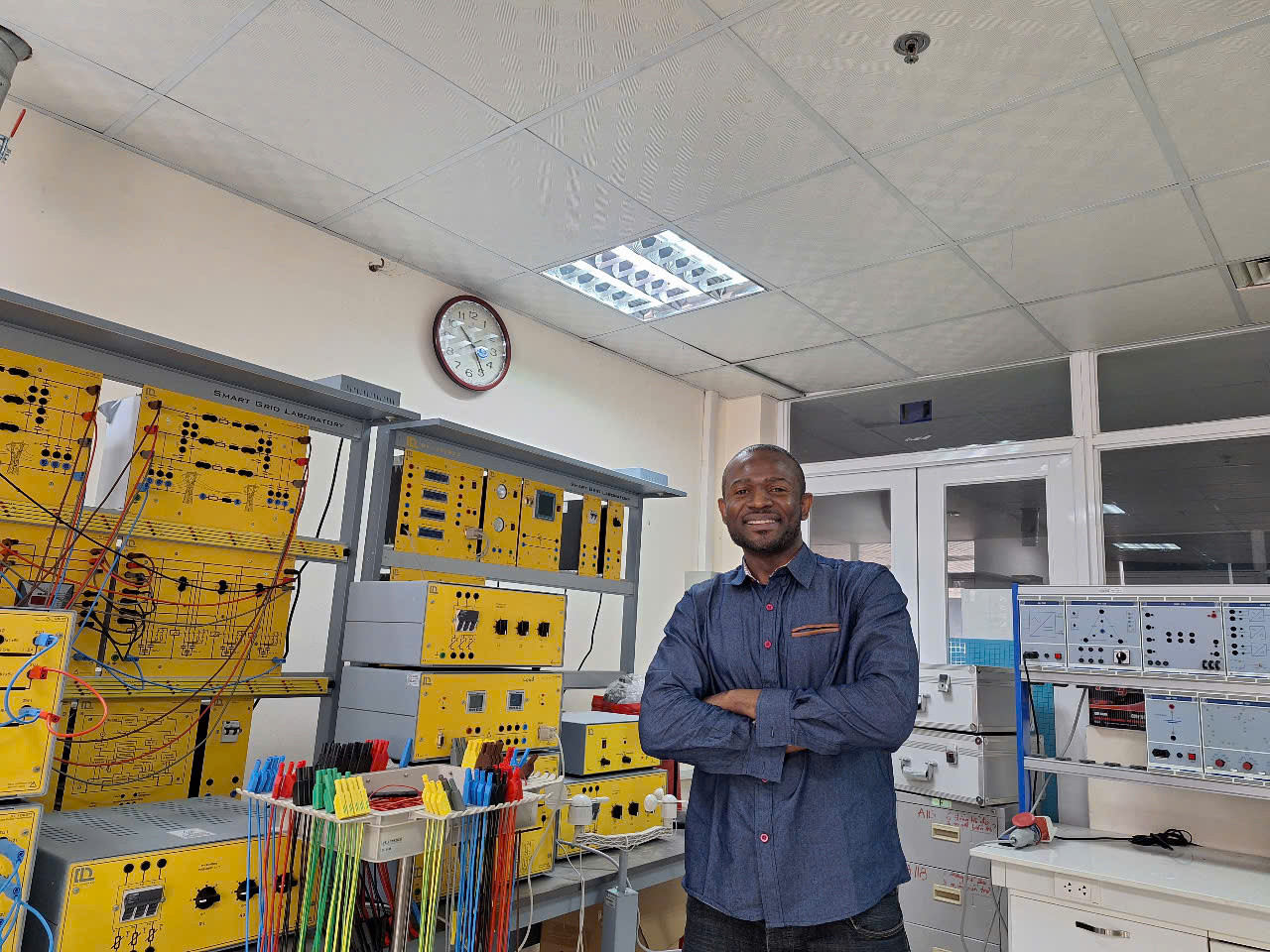 Théophile tại Phòng thí nghiệm của Khoa Công nghệ và Kỹ thuật ứng dụng USTH.