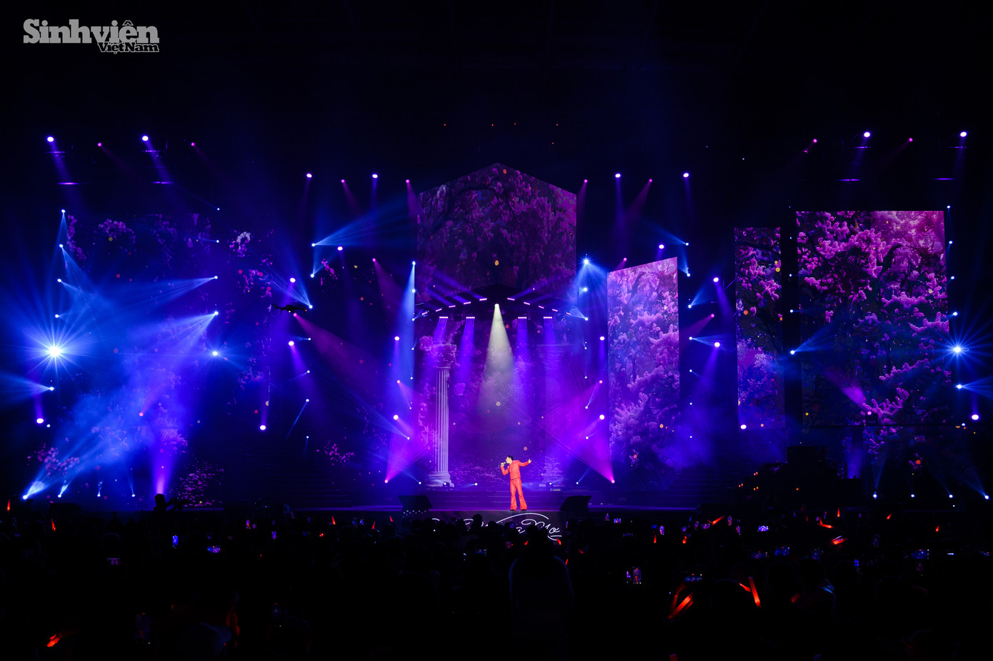 Nam ca sĩ Quốc Thiên khuấy động sân khấu liveshow với giọng ca và vũ đạo mạnh mẽ.