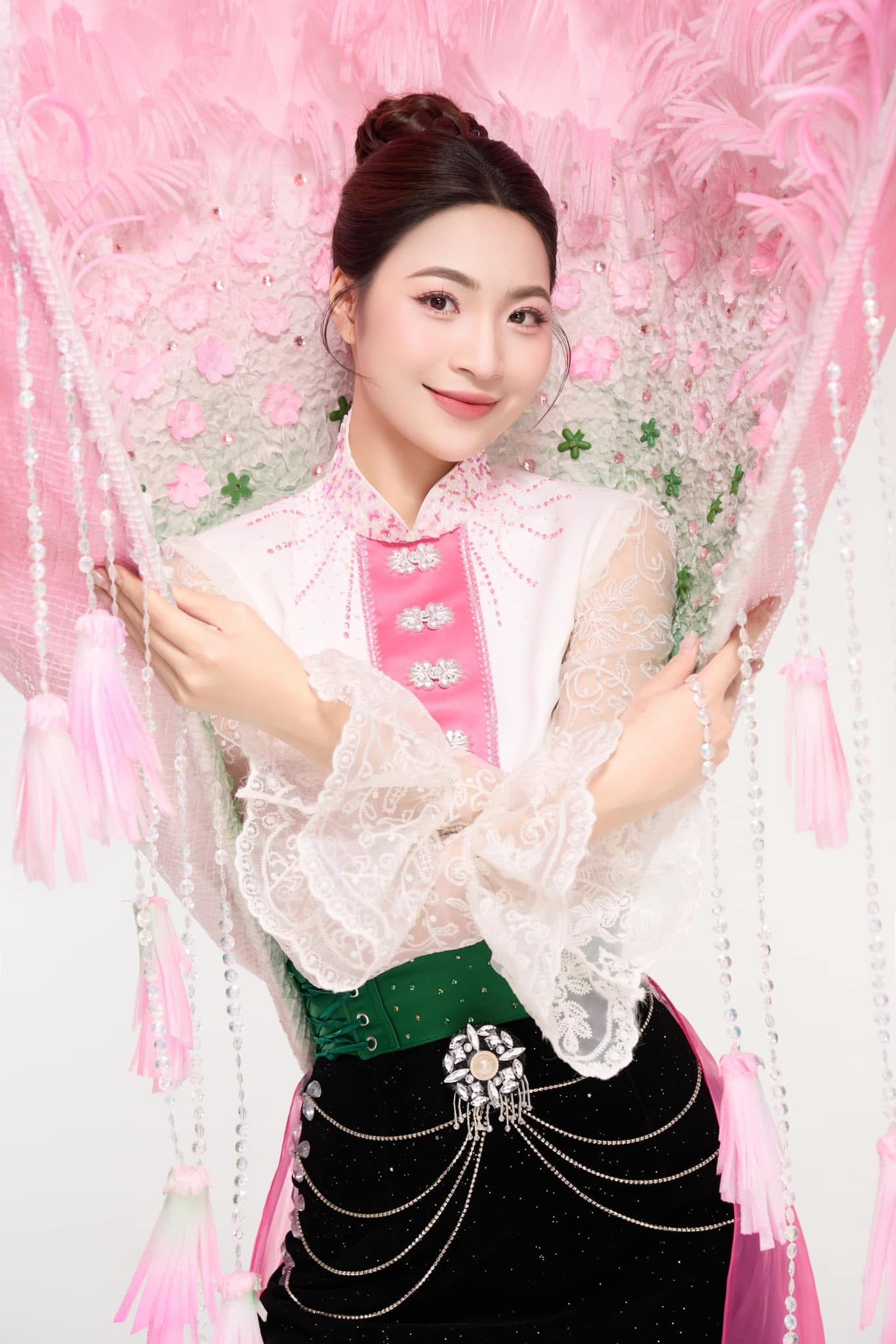 Bộ “Mùa hoa ban nở” – một trong những thiết kế tiêu biểu của Nguyễn Anh Tuấn, lấy cảm hứng từ trang phục dân tộc Thái và vẻ đẹp mùa hoa ban Tây Bắc. Bộ “Mùa hoa ban nở” – một trong những thiết kế tiêu biểu của Nguyễn Anh Tuấn, lấy cảm hứng từ trang phục dân tộc Thái và vẻ đẹp mùa hoa ban Tây Bắc.