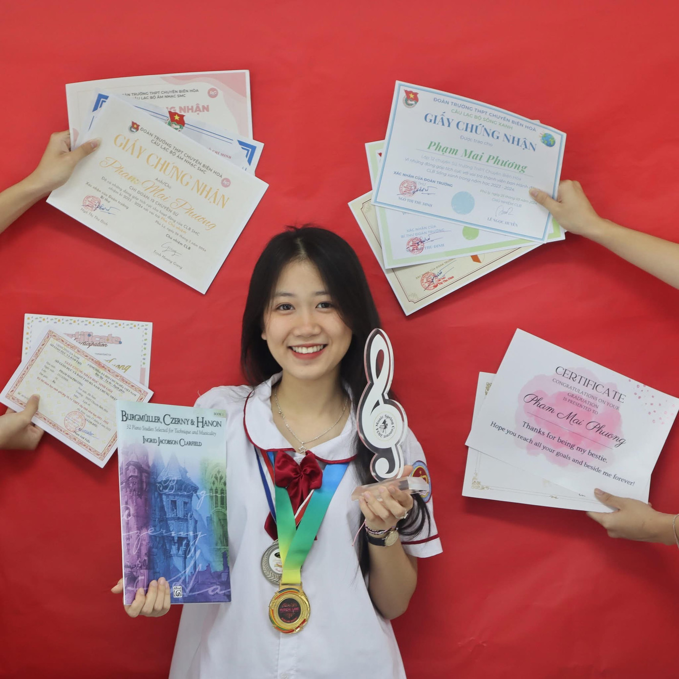 Mai Phương cùng các giải thưởng và giấy chứng nhận đạt được. Mai Phương cùng các giải thưởng và giấy chứng nhận đạt được.