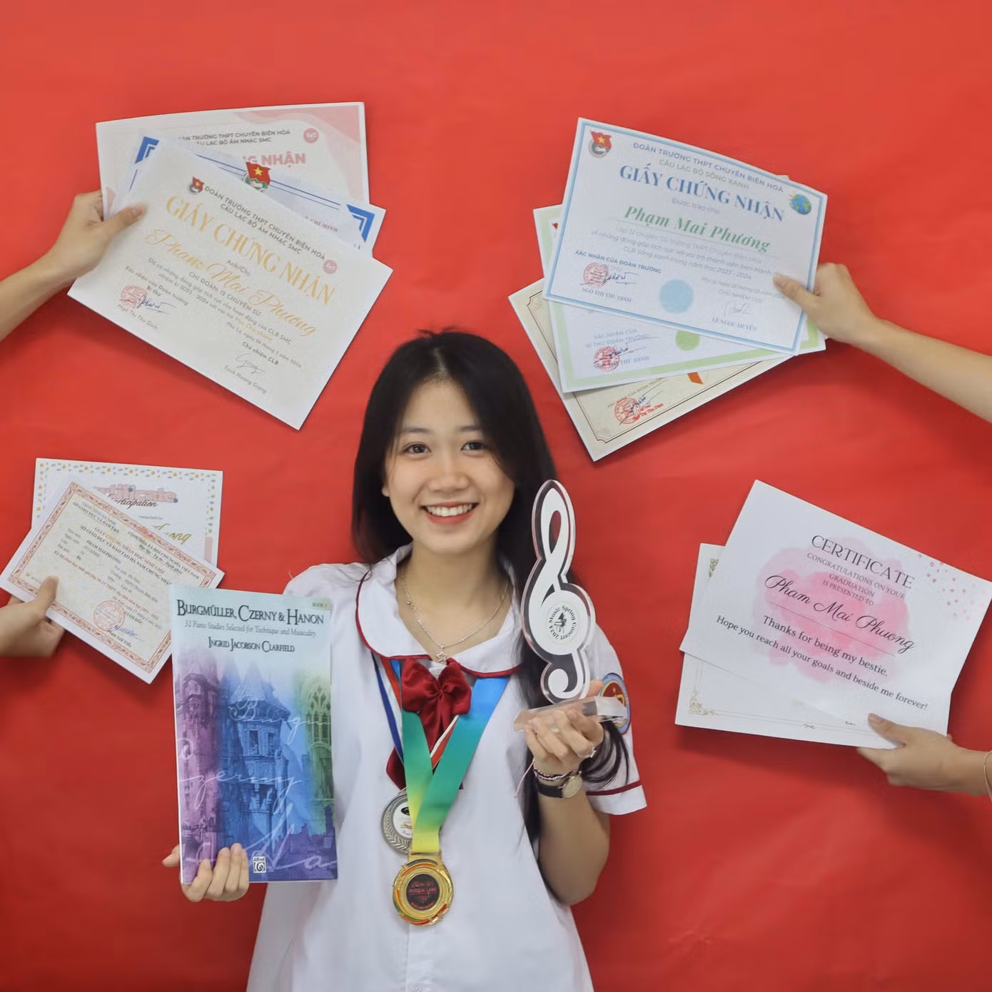Mai Phương cùng các giải thưởng và giấy chứng nhận đạt được. Mai Phương cùng các giải thưởng và giấy chứng nhận đạt được.