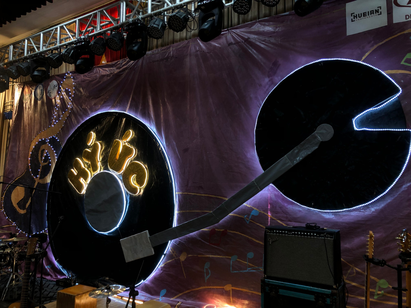 Toàn bộ sân khấu được các sinh viên thiết kế và hoàn thiện.