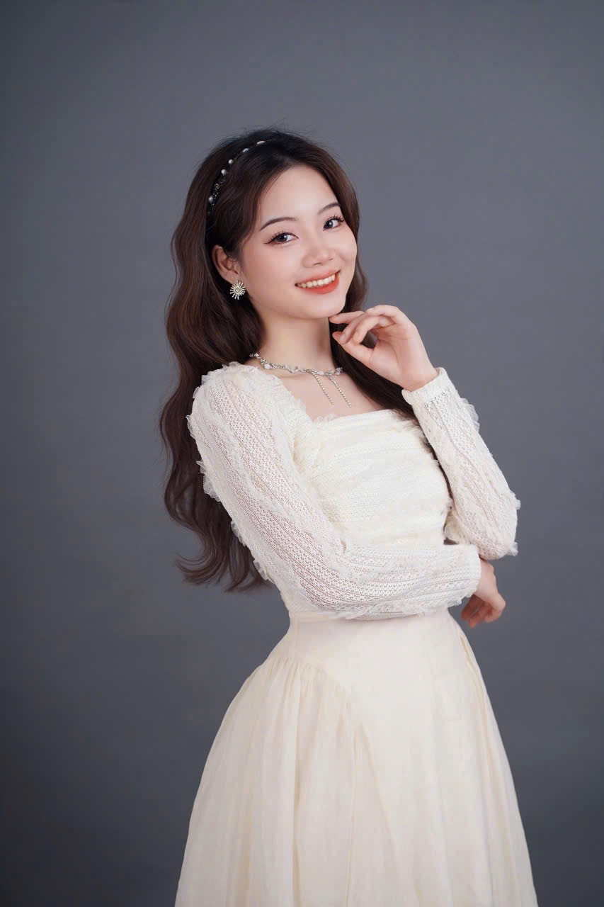 Á khôi Minh Ngọc luôn rạng rỡ để vượt lên chính mình.