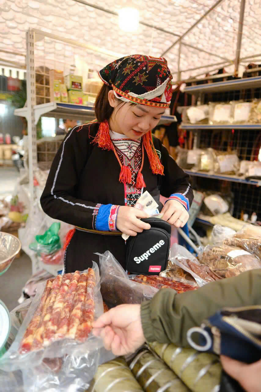 Huyền Trang bán nông sản sạch của người Dao để kiếm thêm thu nhập, trang trải chi phí học tập. Huyền Trang bán nông sản sạch của người Dao để kiếm thêm thu nhập, trang trải chi phí học tập.