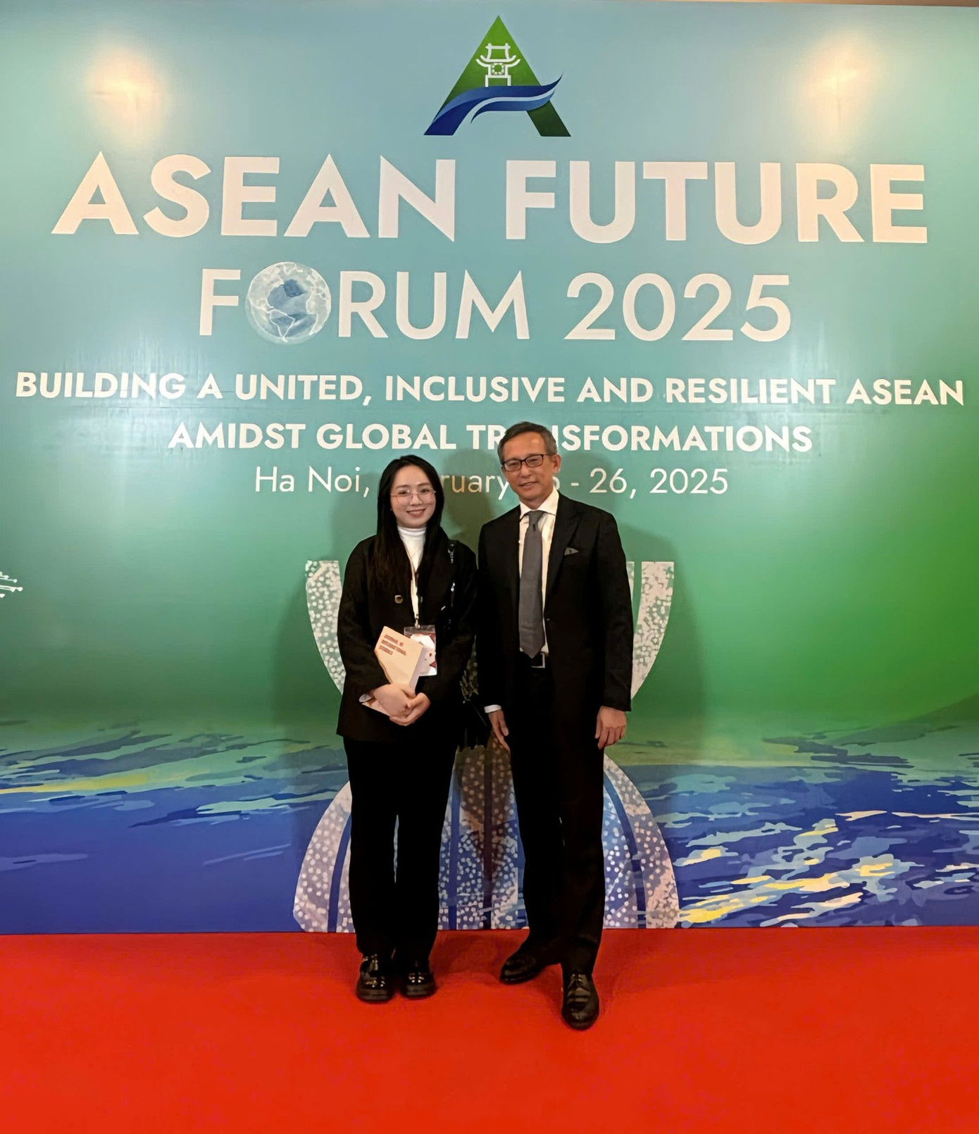 Trước khi tạm biệt, GS. Simon Tay đã tặng Hoài Thương một túi quà cùng lá thư kèm thẻ Diễn giả của bác. Hoài Thương rất cảm động và cũng kịp tặng bác một cuốn sách về nghiên cứu quốc tế trước khi bác trở lại Singapore. Trước khi tạm biệt, GS. Simon Tay đã tặng Hoài Thương một túi quà cùng lá thư kèm thẻ Diễn giả của bác. Hoài Thương rất cảm động và cũng kịp tặng bác một cuốn sách về nghiên cứu quốc tế trước khi bác trở lại Singapore.