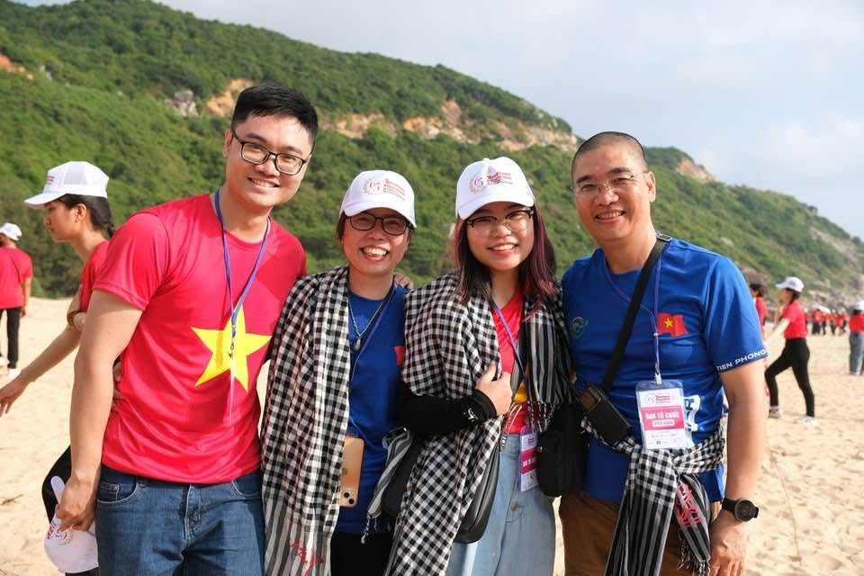 Nữ sinh Đại học Kinh tế Quốc dân say mê tình nguyện cùng khát vọng phát triển bản thân trong năm mới 2025 ảnh 5 Nữ sinh Đại học Kinh tế Quốc dân say mê tình nguyện cùng khát vọng phát triển bản thân trong năm mới 2025 ảnh 5