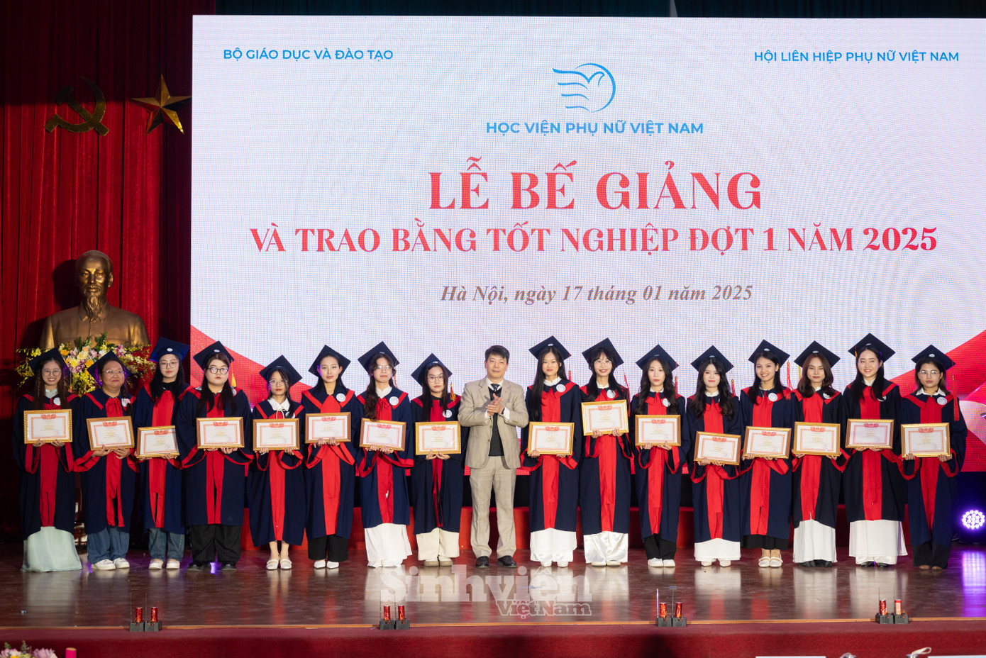 PGS.TS Trần Quang Tiến - Bí thư Đảng ủy, Giám đốc Học viện Phụ nữ Việt Nam chúc mừng những sinh viên có thành tích học tập tiêu biểu.