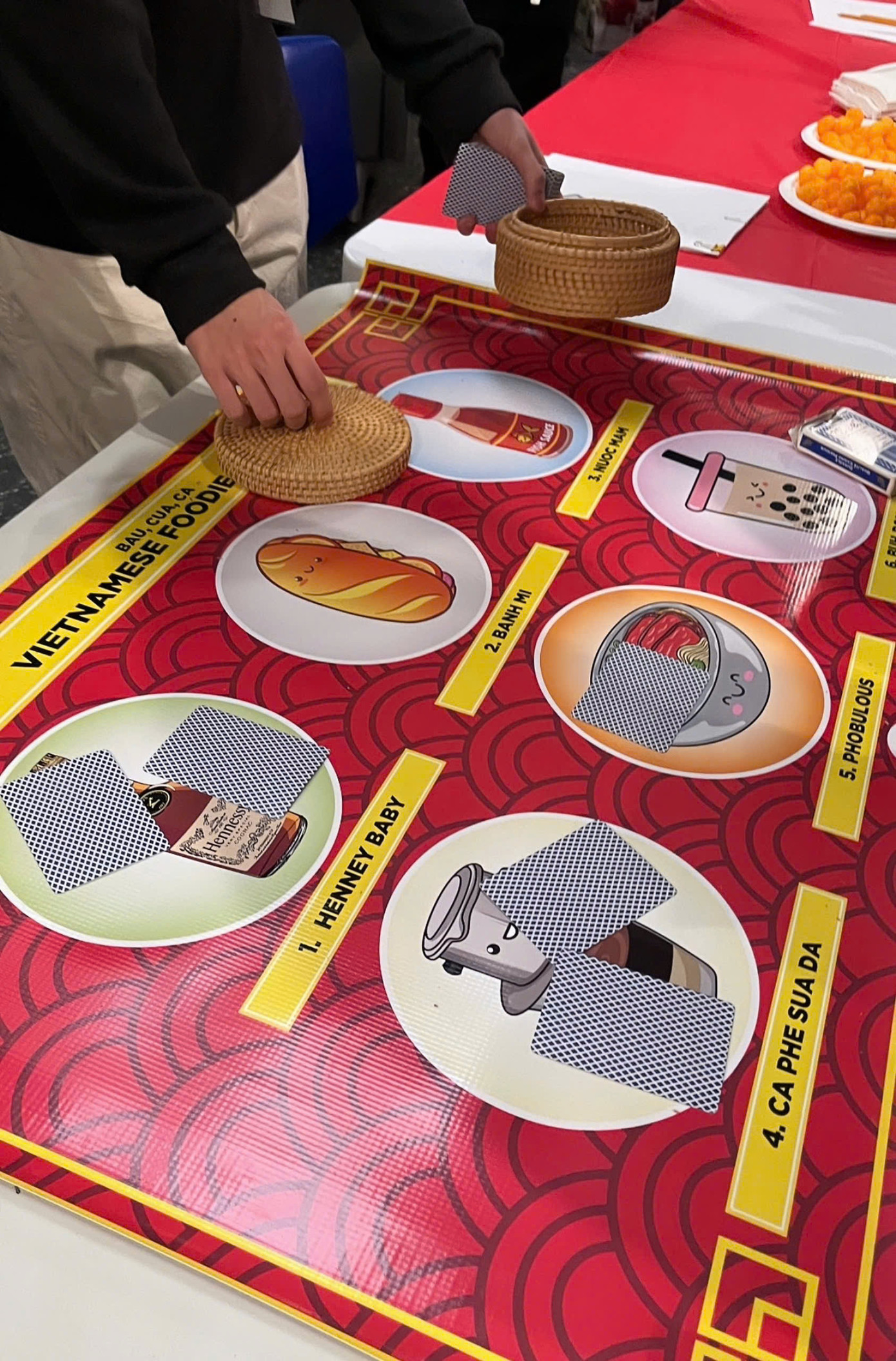 "Bầu cua", "tá lả" - "đặc sản" ngày Tết Việt được các bạn du học sinh Việt Nam tái hiện lại tại Canada.