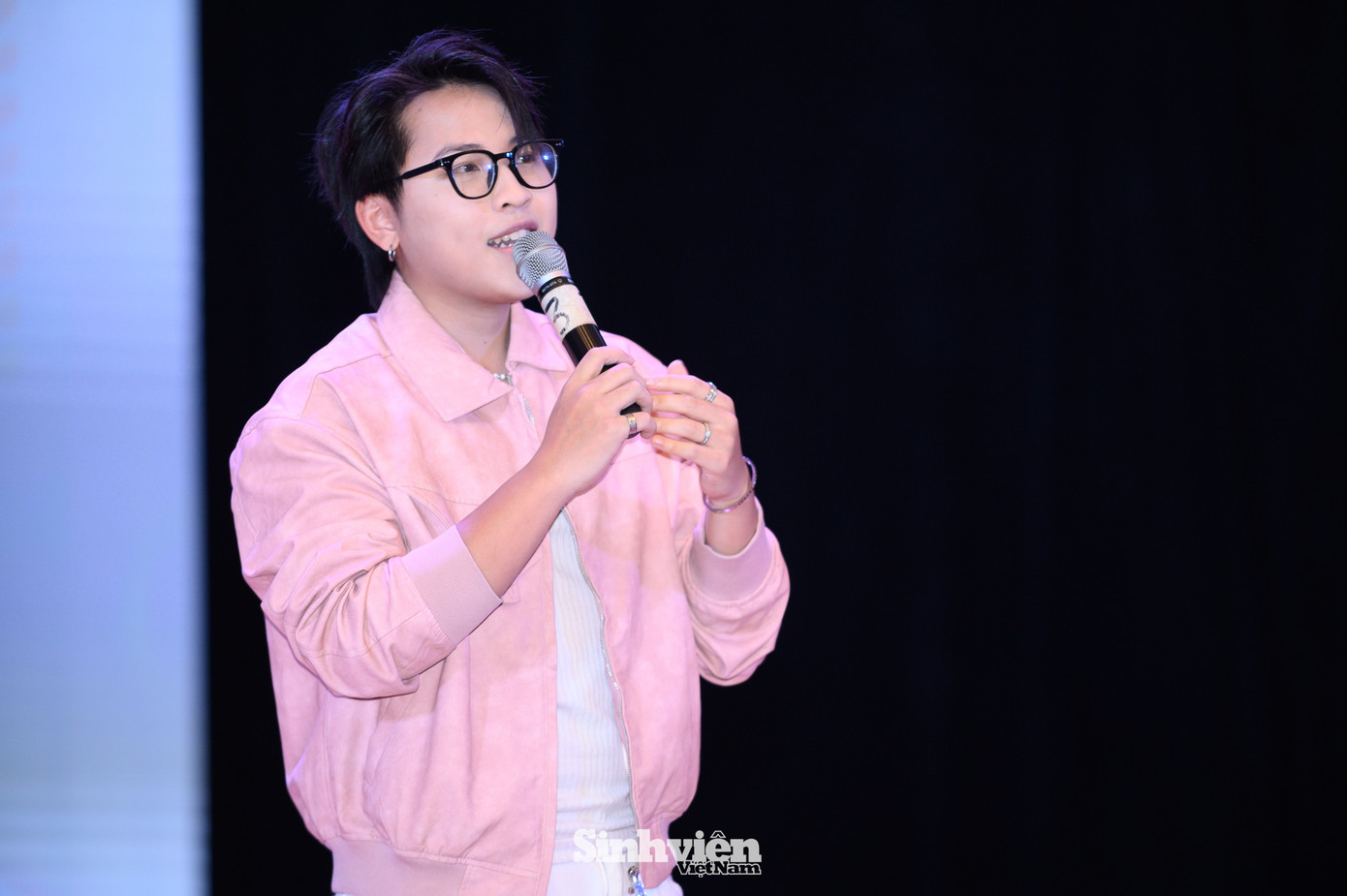 Kuun Đức Nam là ca sĩ trình diễn mở màn tại chương trình, anh nhận được cổ vũ nồng nhiệt của khán giả từ giây phút đầu tiên xuất hiện trên sân khấu.