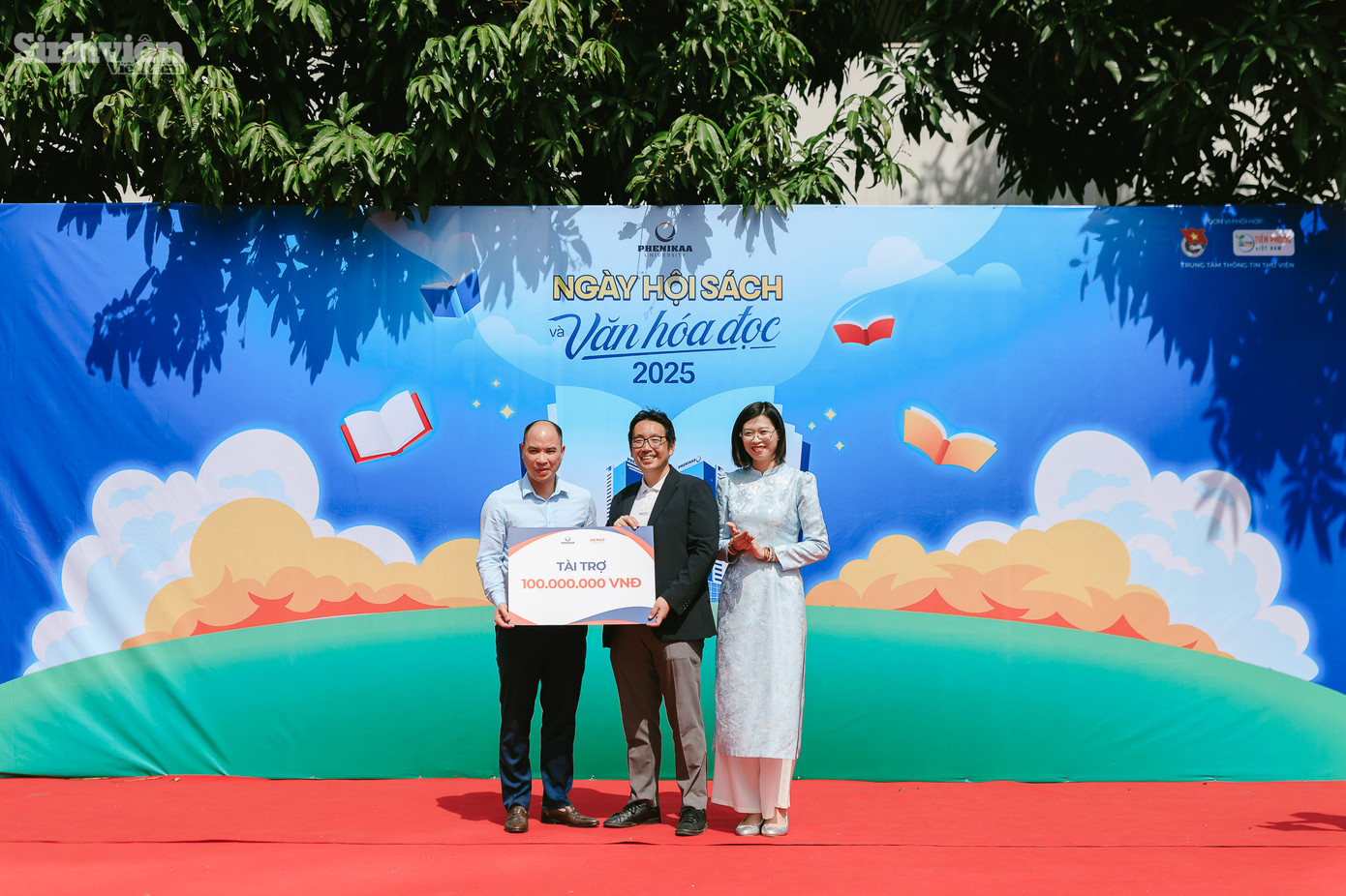 Ông Yoichi Igarashi - Phó Tổng Giám đốc Công ty Denso Việt Nam đã trao tặng biểu trưng trị giá 100 triệu đồng cho Trung tâm Thông tin Thư viện, thể hiện sự ủng hộ mạnh mẽ đối với việc phát triển văn hóa đọc trong cộng đồng sinh viên Phenikaa. Tiến sĩ Lê Anh Sơn đã thay mặt nhà trường gửi lời cảm ơn sâu sắc đến Công ty TNHH Denso Việt Nam vì sự hỗ trợ quý báu này.