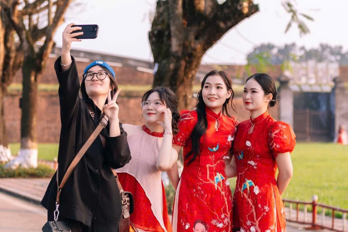 Không khí vui tươi, nô nức tràn ngập tại các địa điểm nổi tiếng của thành phố.