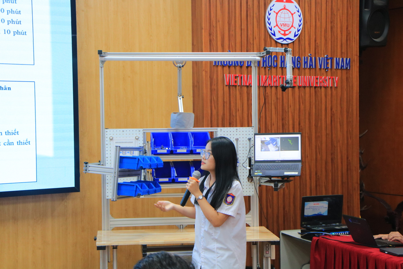 Minh Anh tham gia Nghiên cứu khoa học cấp Trường 2024, không ngừng học hỏi và cống hiến cho sự phát triển của tri thức sinh viên.