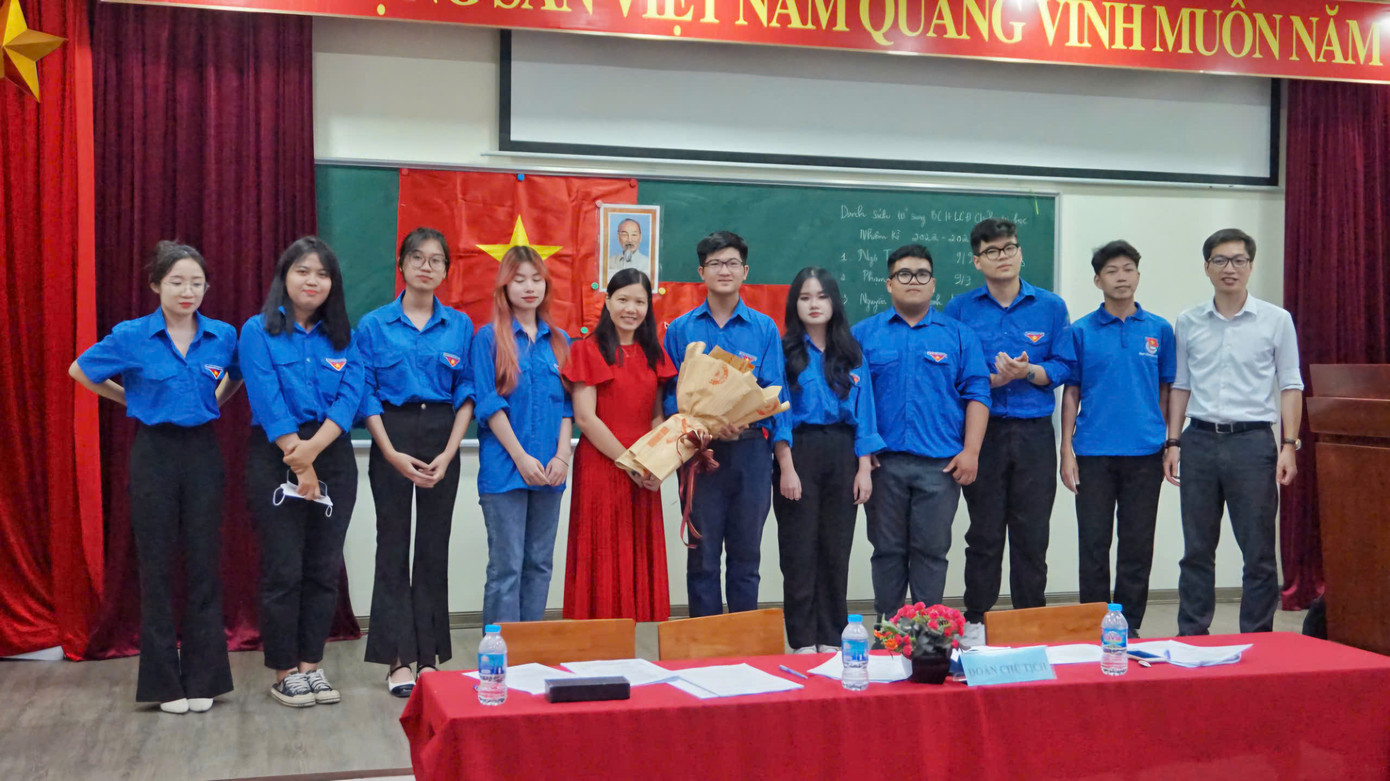 Quốc Huy đảm nhận nhiệm vụ đầu tiên năm nhất với vai trò Ủy viên BCH LCĐ Khoa Chính trị học. Quốc Huy đảm nhận nhiệm vụ đầu tiên năm nhất với vai trò Ủy viên BCH LCĐ Khoa Chính trị học.