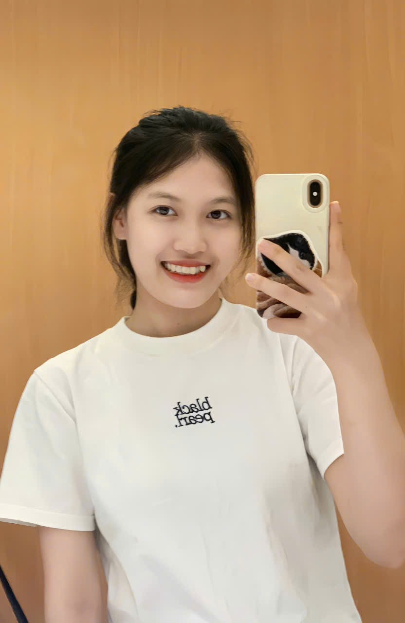 Thu Thảo học Dược không còn vì sự kỳ vọng của bố mẹ, mà vì mình thực sự hiểu và yêu thích ngành nghề này. Thu Thảo học Dược không còn vì sự kỳ vọng của bố mẹ, mà vì mình thực sự hiểu và yêu thích ngành nghề này.