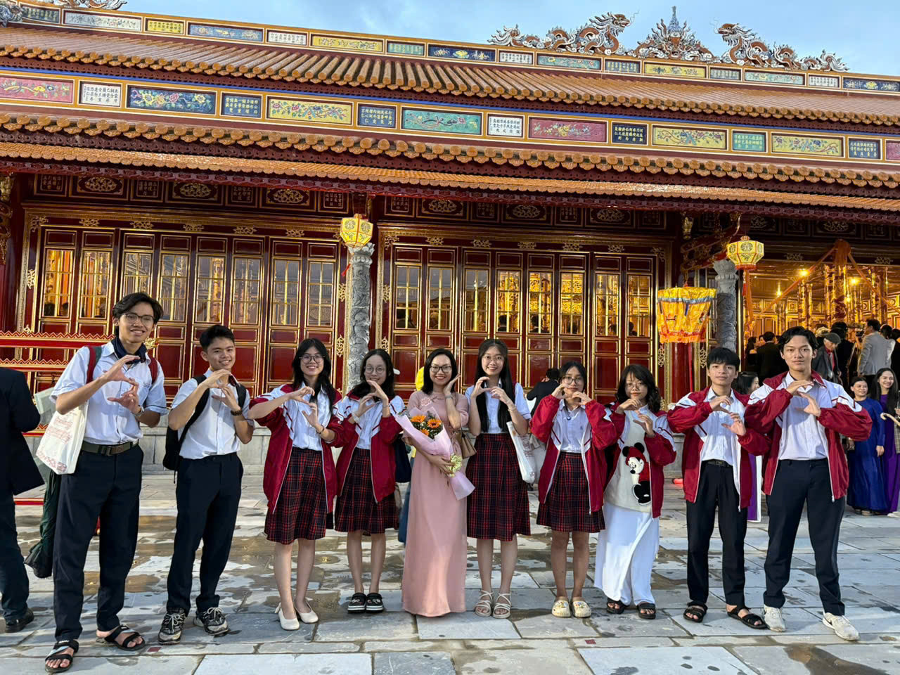 Cô Kim Thuỳ (áo dài), Hoài Phương (thứ 4 từ trái sang) và đội tuyển quốc gia Sử tại sự kiện nhân ngày Di sản văn hoá Việt Nam 23/11/2024, tổ chức tại điện Thái Hoà, Đại Nội Huế. Cô Kim Thuỳ (áo dài), Hoài Phương (thứ 4 từ trái sang) và đội tuyển quốc gia Sử tại sự kiện nhân ngày Di sản văn hoá Việt Nam 23/11/2024, tổ chức tại điện Thái Hoà, Đại Nội Huế.