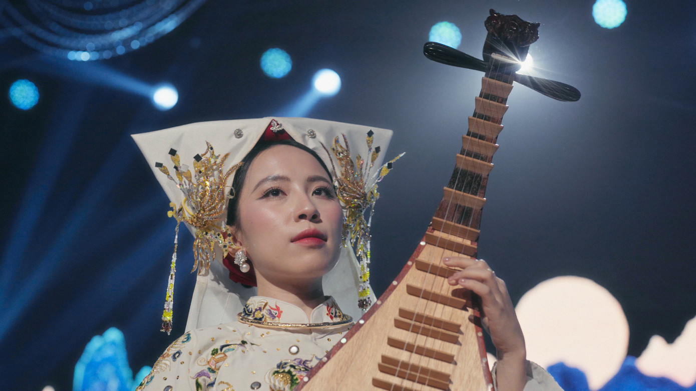 Âm hưởng của đàn tranh, đàn bầu hòa cùng giai điệu hát Văn tạo nên không gian âm nhạc đậm chất Việt, vừa trang nghiêm vừa lôi cuốn. Âm hưởng của đàn tranh, đàn bầu hòa cùng giai điệu hát Văn tạo nên không gian âm nhạc đậm chất Việt, vừa trang nghiêm vừa lôi cuốn.