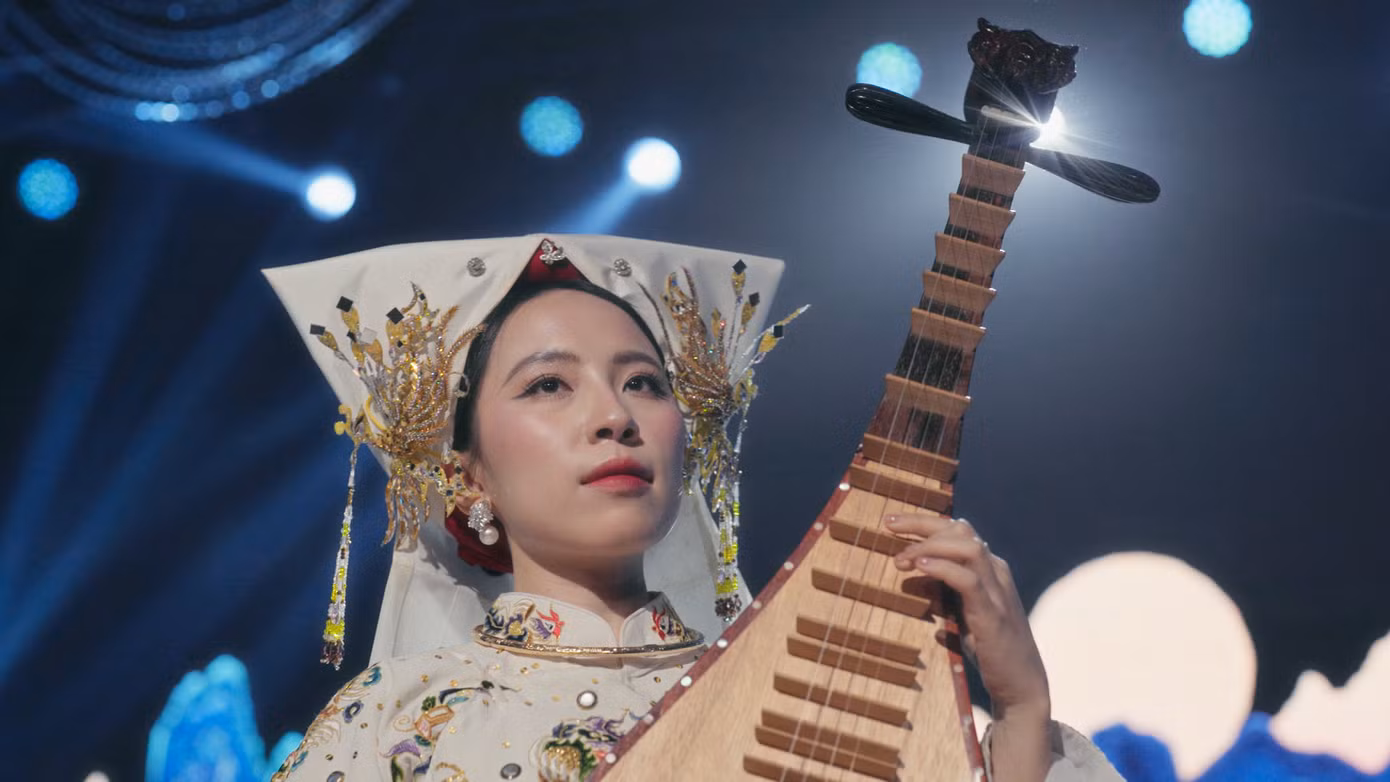 Âm hưởng của đàn tranh, đàn bầu hòa cùng giai điệu hát Văn tạo nên không gian âm nhạc đậm chất Việt, vừa trang nghiêm vừa lôi cuốn.