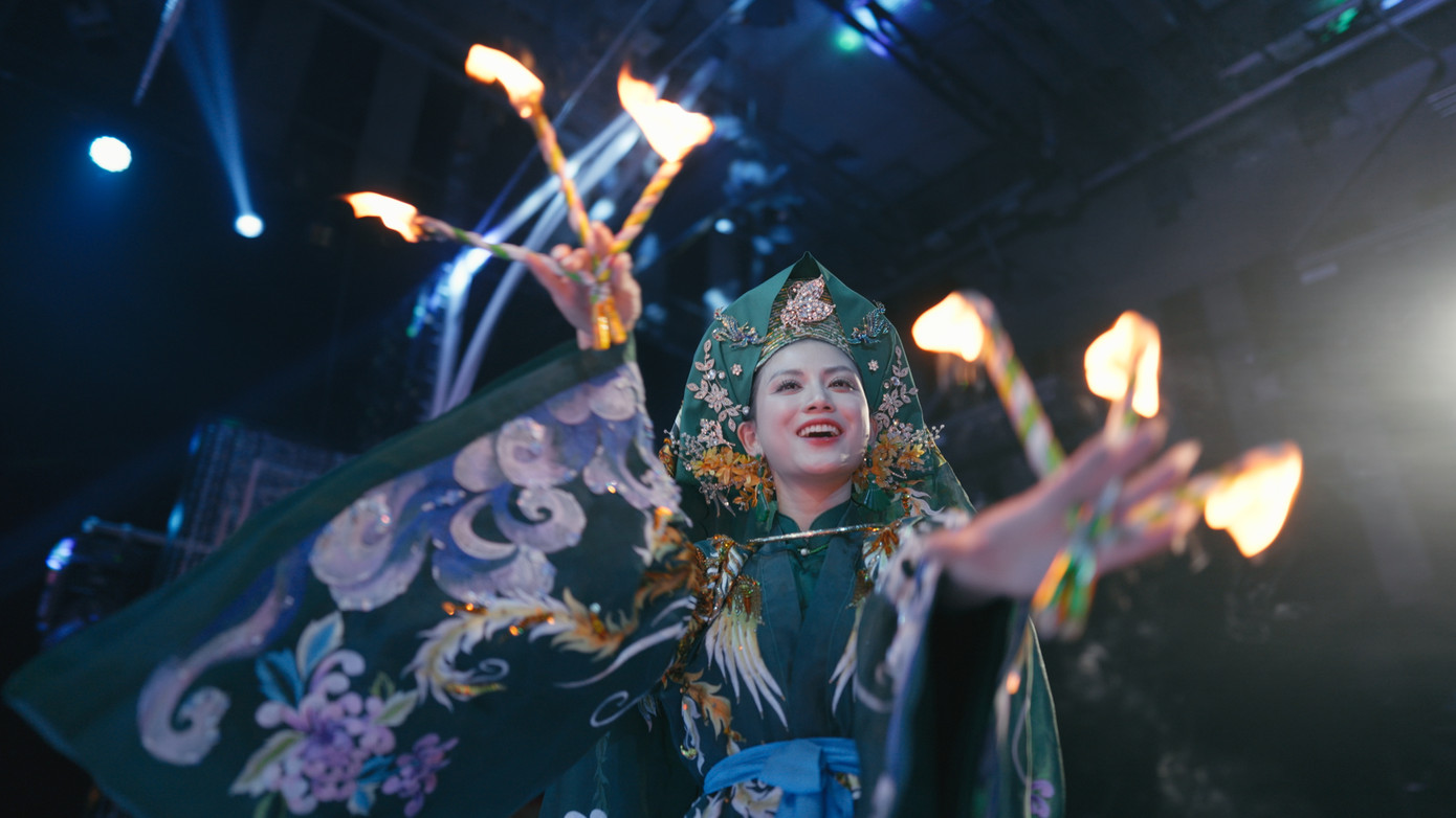 Những động tác múa uyển chuyển trong MV không chỉ tái hiện nghi lễ hầu đồng mà còn khắc họa sự kết nối giữa con người với thế giới tâm linh. Những động tác múa uyển chuyển trong MV không chỉ tái hiện nghi lễ hầu đồng mà còn khắc họa sự kết nối giữa con người với thế giới tâm linh.