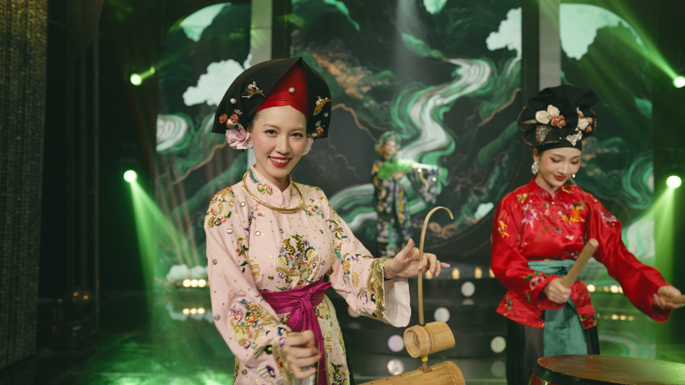 Tiếng trống dồn dập trong nghi lễ hầu đồng được tái hiện sống động. Tiếng trống dồn dập trong nghi lễ hầu đồng được tái hiện sống động.