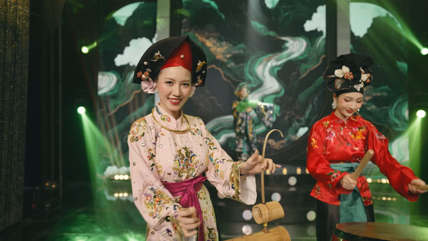 Tiếng trống dồn dập trong nghi lễ hầu đồng được tái hiện sống động.