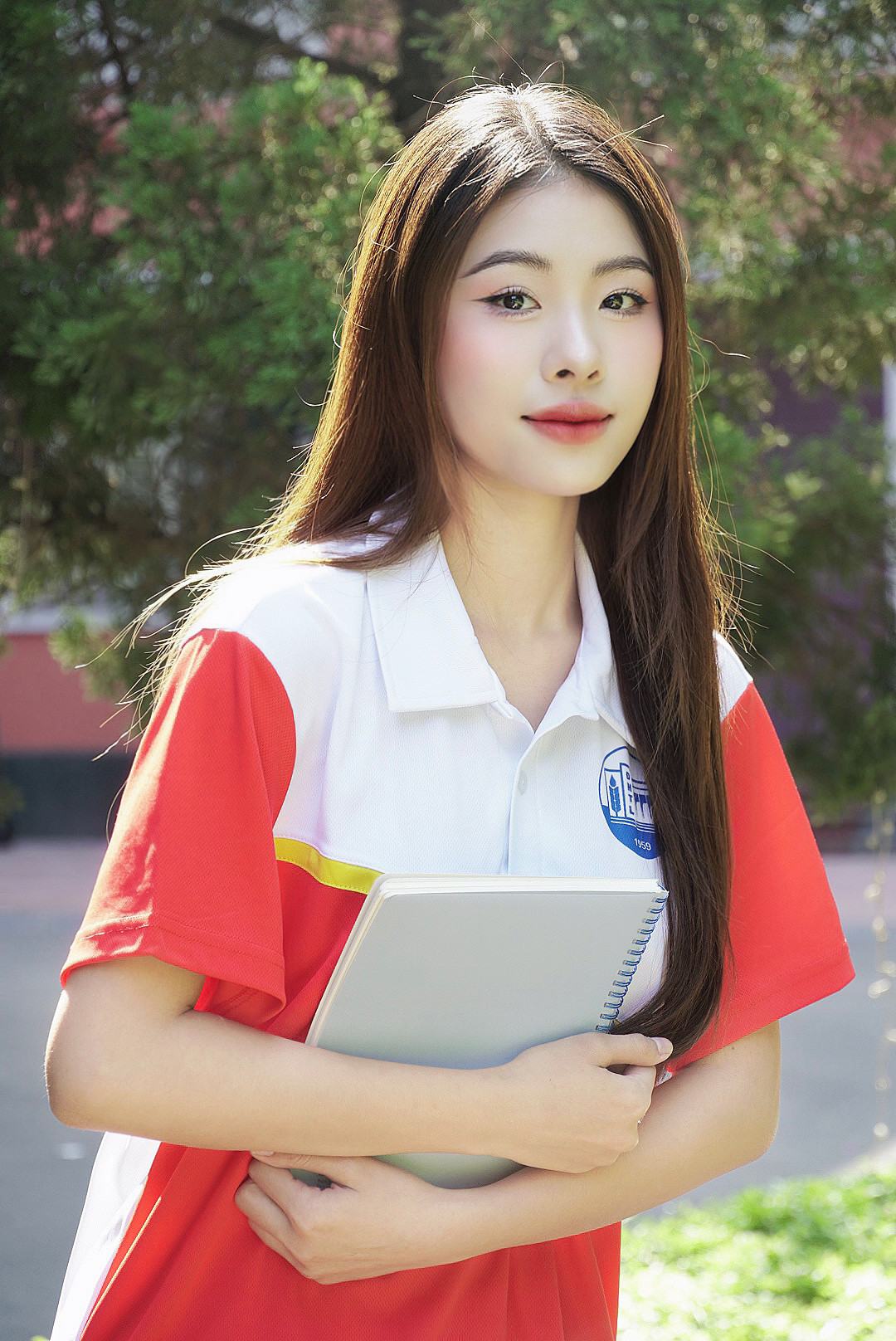 Vân Anh tích cực tham gia các hoạt động phong trào tại trường. Vân Anh tích cực tham gia các hoạt động phong trào tại trường.