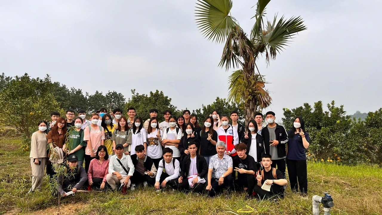 Hướng dẫn sinh viên ngành Kỹ thuật tài nguyên nước thực tập hướng nghiệp.