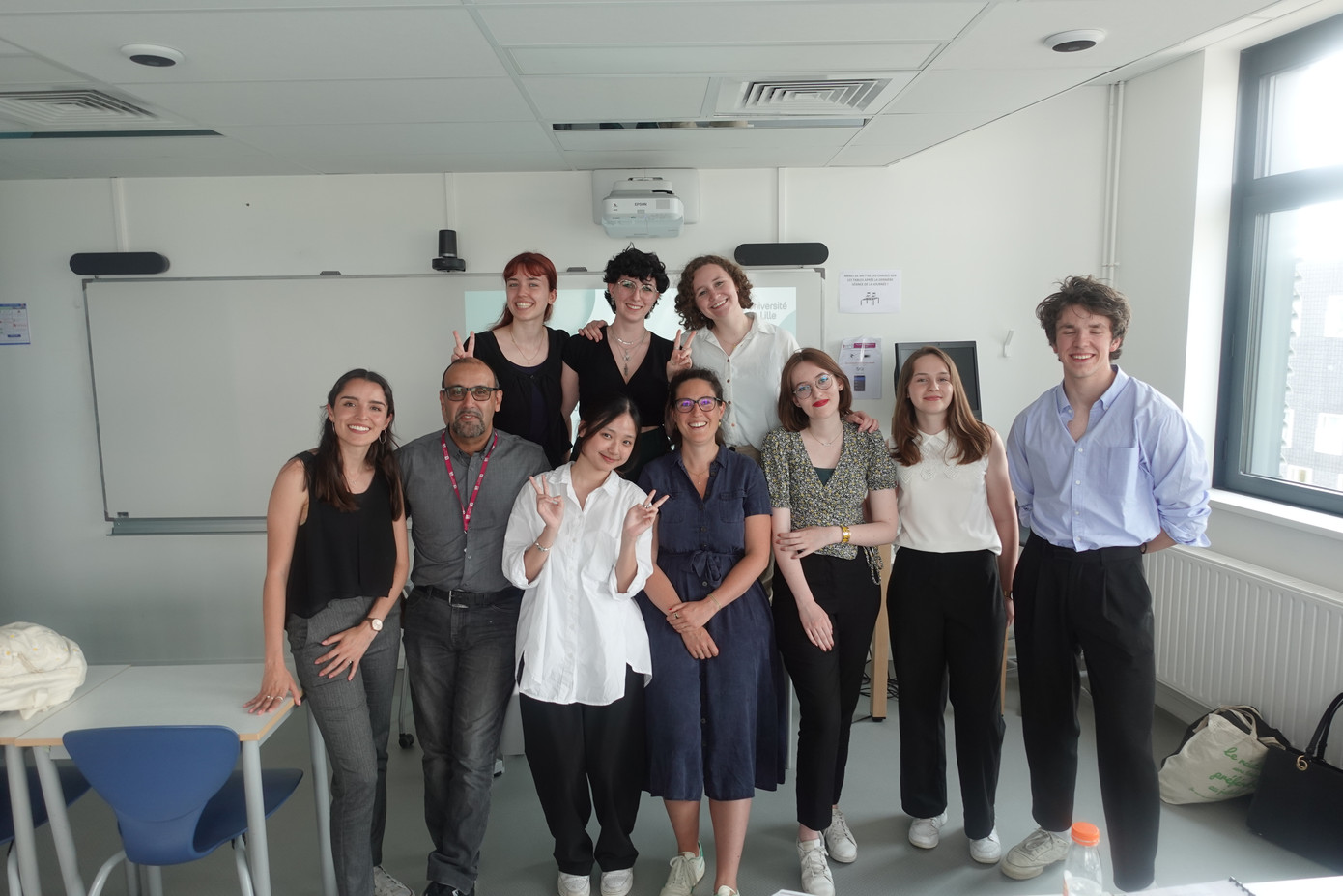 Yến Nhi (hàng dưới, thứ ba từ trái qua) chụp ảnh lưu niệm cùng thầy cô và bạn bè.