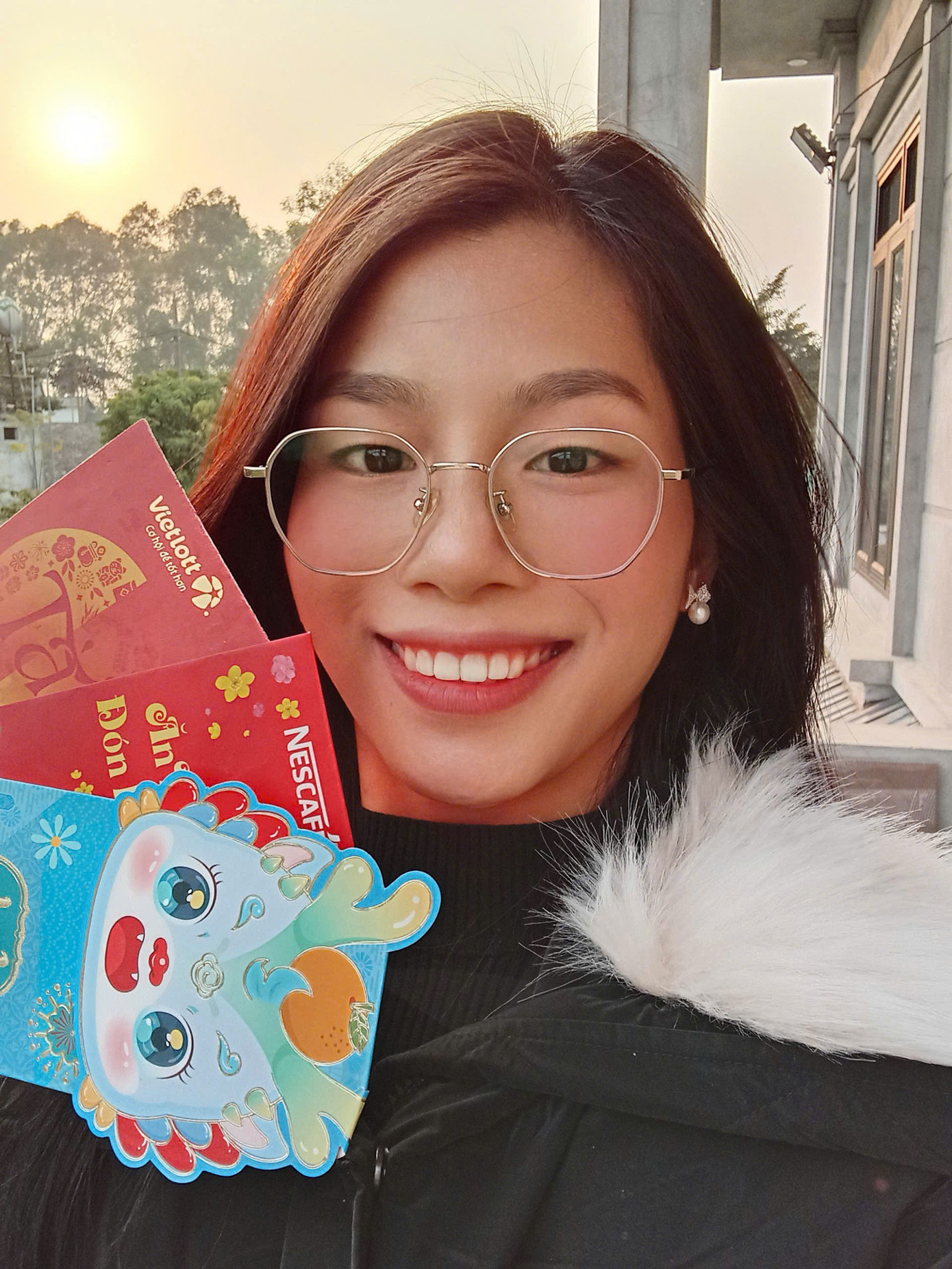 Thị Trang háo hức cầm những phong bao đỏ thắm trên tay.