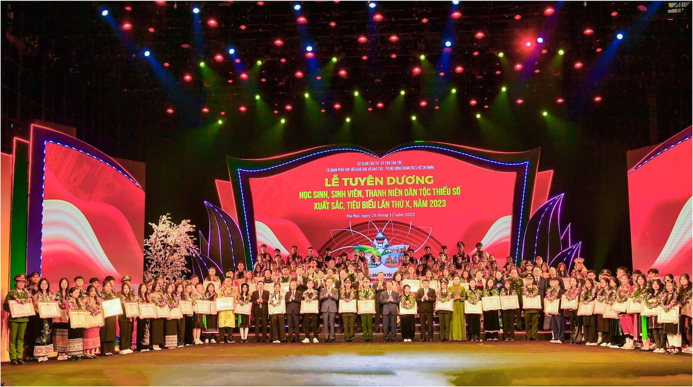 Duy Phúc tham dự Lễ tuyên dương học sinh, sinh viên, thanh niên dân tộc thiểu số xuất sắc, tiêu biểu năm 2023 tại Hà Nội. Duy Phúc tham dự Lễ tuyên dương học sinh, sinh viên, thanh niên dân tộc thiểu số xuất sắc, tiêu biểu năm 2023 tại Hà Nội.