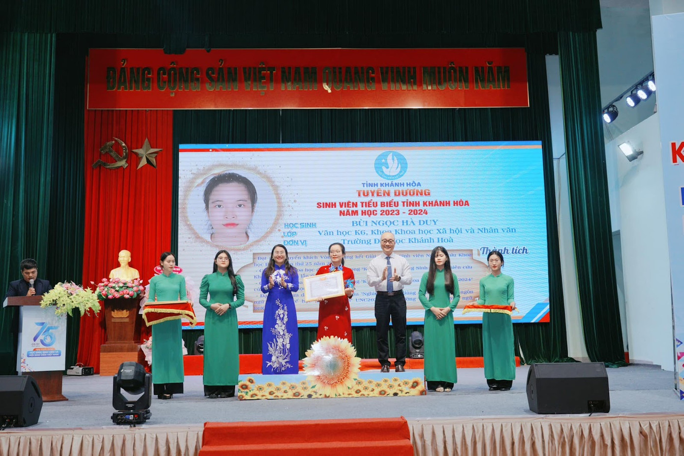 Hà Duy nhận danh hiệu Sinh viên 5 tốt cấp Trung ương năm học 2023 – 2024.