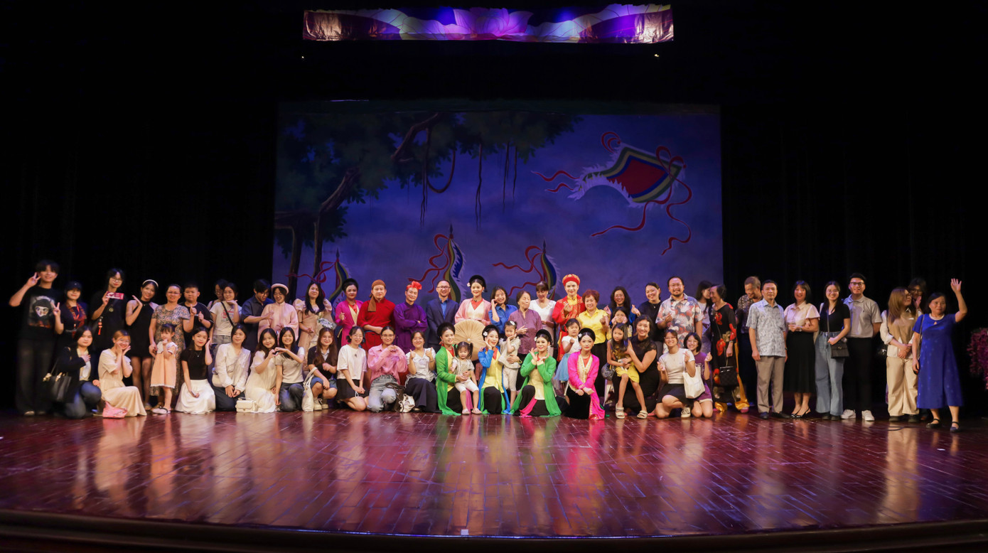 Khán giả giao lưu, chụp ảnh cùng nghệ sĩ chèo, cùng nhau lưu giữ những khoảnh khắc đáng nhớ tại chương trình.