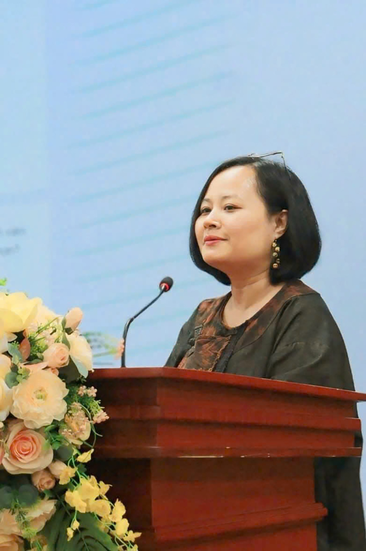 Tiến sĩ Nguyễn Thị Tuyết Minh chỉ ra rằng định kiến giới được duy trì bởi gia đình, nhà trường và truyền thông.