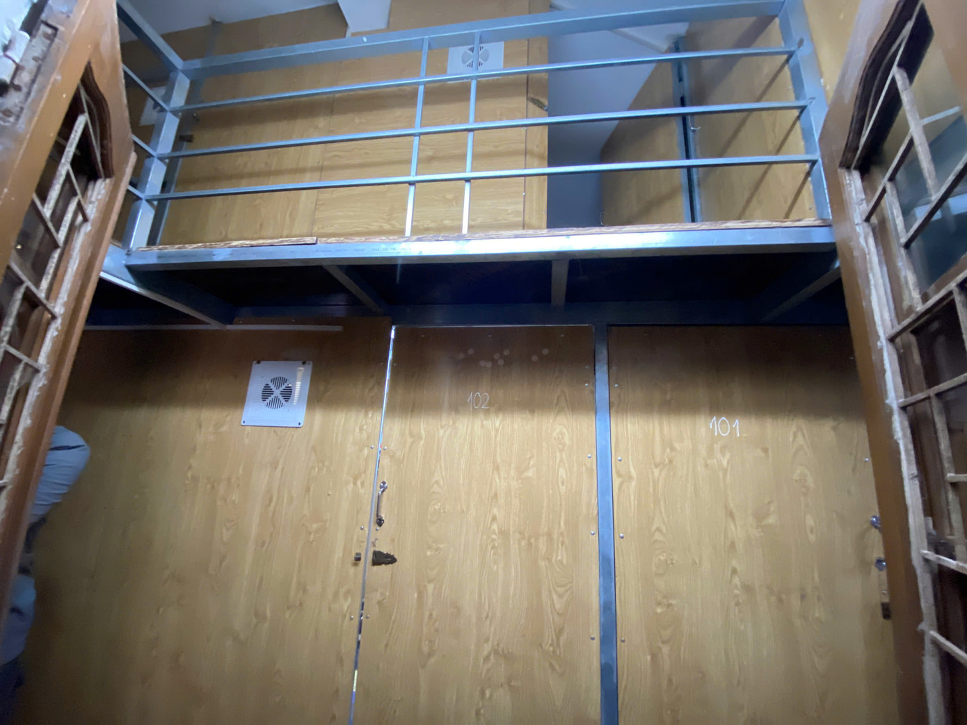 Một phòng trọ gồm 6 phòng “hộp diêm”được xếp chồng lên nhau. (Ảnh: Cẩm Tú)