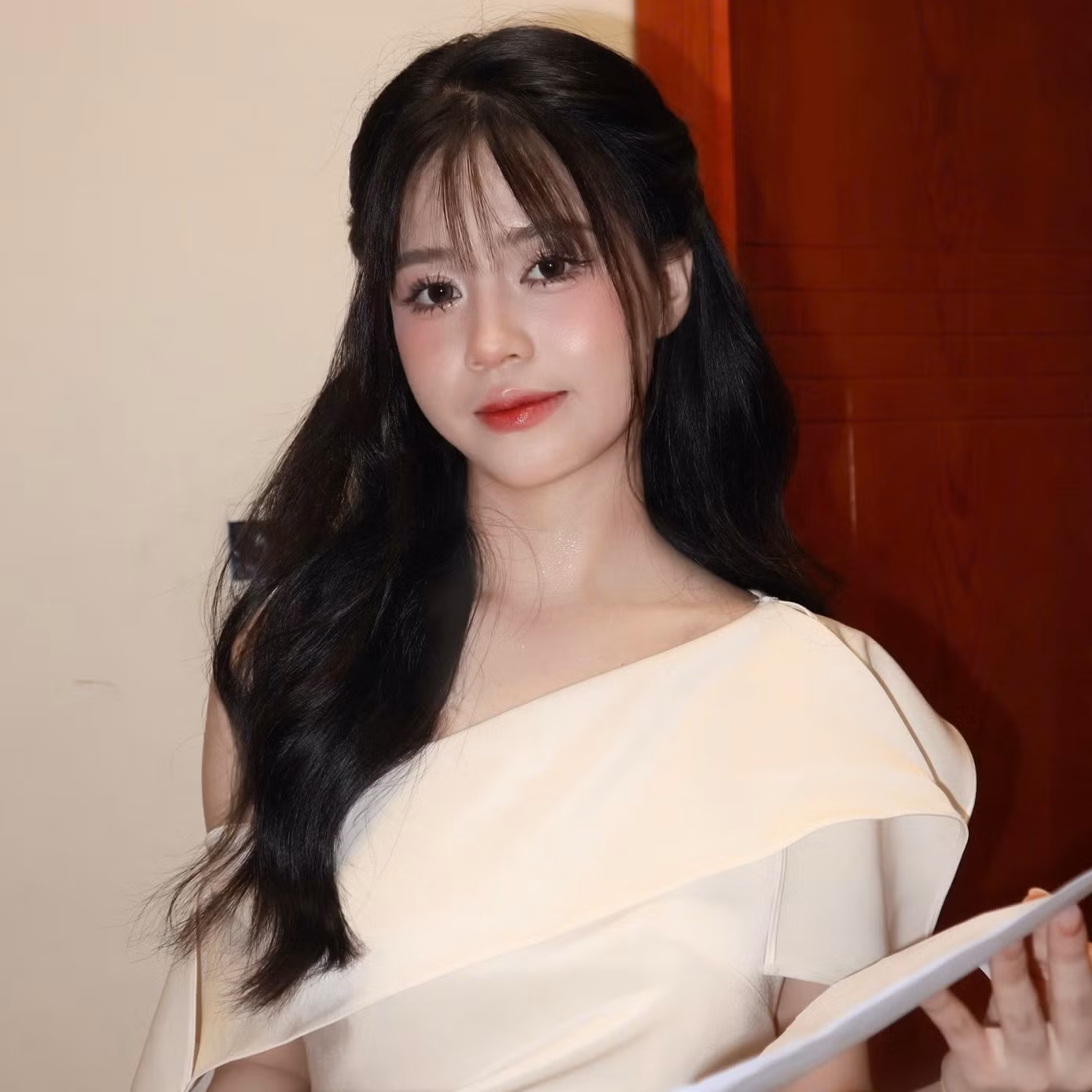 Kim chỉ nam của cô gói gọn trong hai chữ: nỗ lực và tử tế. Lời khuyên “thái độ hơn trình độ” và lòng biết ơn những người đi trước luôn là hành trang quý giá của cô.