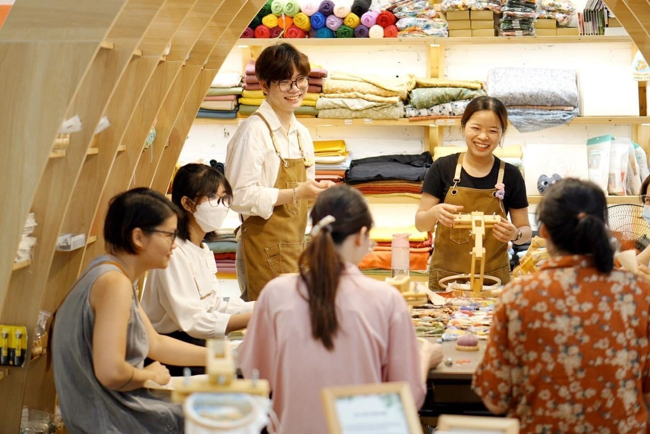 Với anh Bùi Tiến Phi, thêu tay không chỉ đơn thuần là tạo ra các sản phẩm mang tính vật lý, mà nó còn chứa đựng giá trị tinh thần to lớn đến từ tâm huyết đôi bàn tay và tình cảm mà người thêu muốn gửi gắm cho người nhận được. Với anh Bùi Tiến Phi, thêu tay không chỉ đơn thuần là tạo ra các sản phẩm mang tính vật lý, mà nó còn chứa đựng giá trị tinh thần to lớn đến từ tâm huyết đôi bàn tay và tình cảm mà người thêu muốn gửi gắm cho người nhận được.