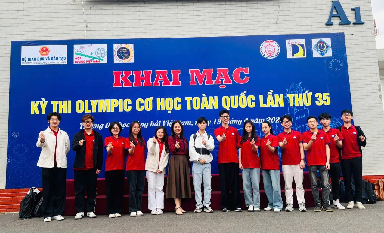 Chu Ngọc Thúy (người đứng thứ tư từ bên trái sang). Chu Ngọc Thúy (người đứng thứ tư từ bên trái sang).