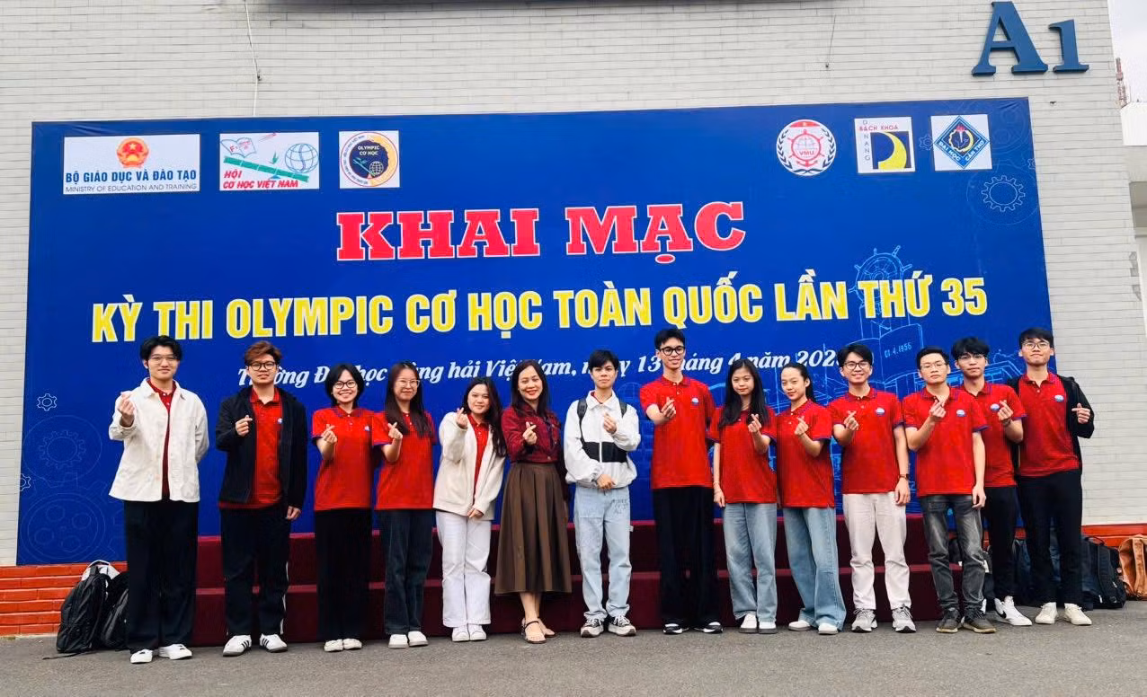 Chu Ngọc Thúy (người đứng thứ tư từ bên trái sang).