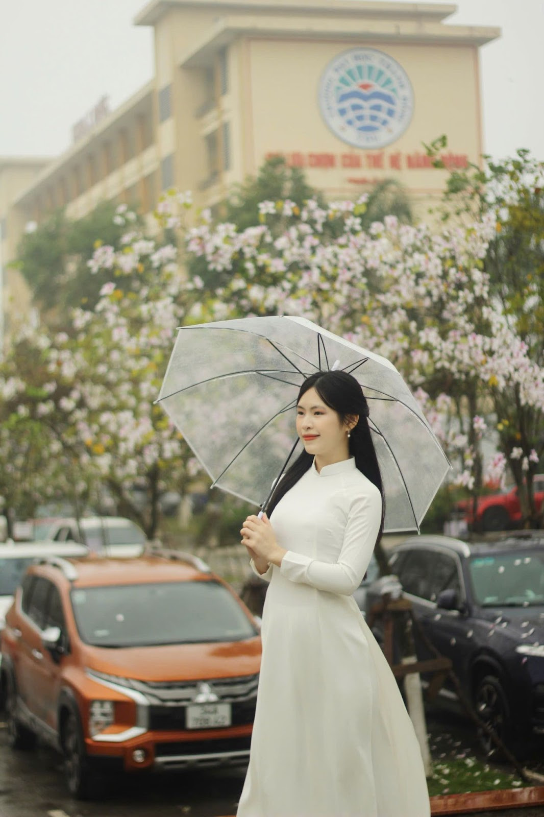 Đàm Ngọc Hà, sinh viên năm nhất ngành Ngôn ngữ Trung Quốc, chia sẻ: “Lần đầu tiên mình nhìn thấy hoa ban nở rộ trong khuôn viên trường, mình đã thực sự ấn tượng với vẻ đẹp tinh khôi và nhẹ nhàng của loài hoa này. Dưới những tán hoa ban, mình cảm nhận được sự bình yên giữa những ngày tháng bận rộn của năm nhất. Ngắm nhìn hoa ban, mình tự nhủ phải trân trọng từng khoảnh khắc, bởi bốn năm đại học có lẽ sẽ trôi qua rất nhanh. Mình mong rằng sau này, mỗi mùa hoa nở, mình sẽ lại có những bức ảnh, những kỷ niệm đẹp để nhớ về một thời thanh xuân tươi đẹp dưới mái trường Thành Đông”.