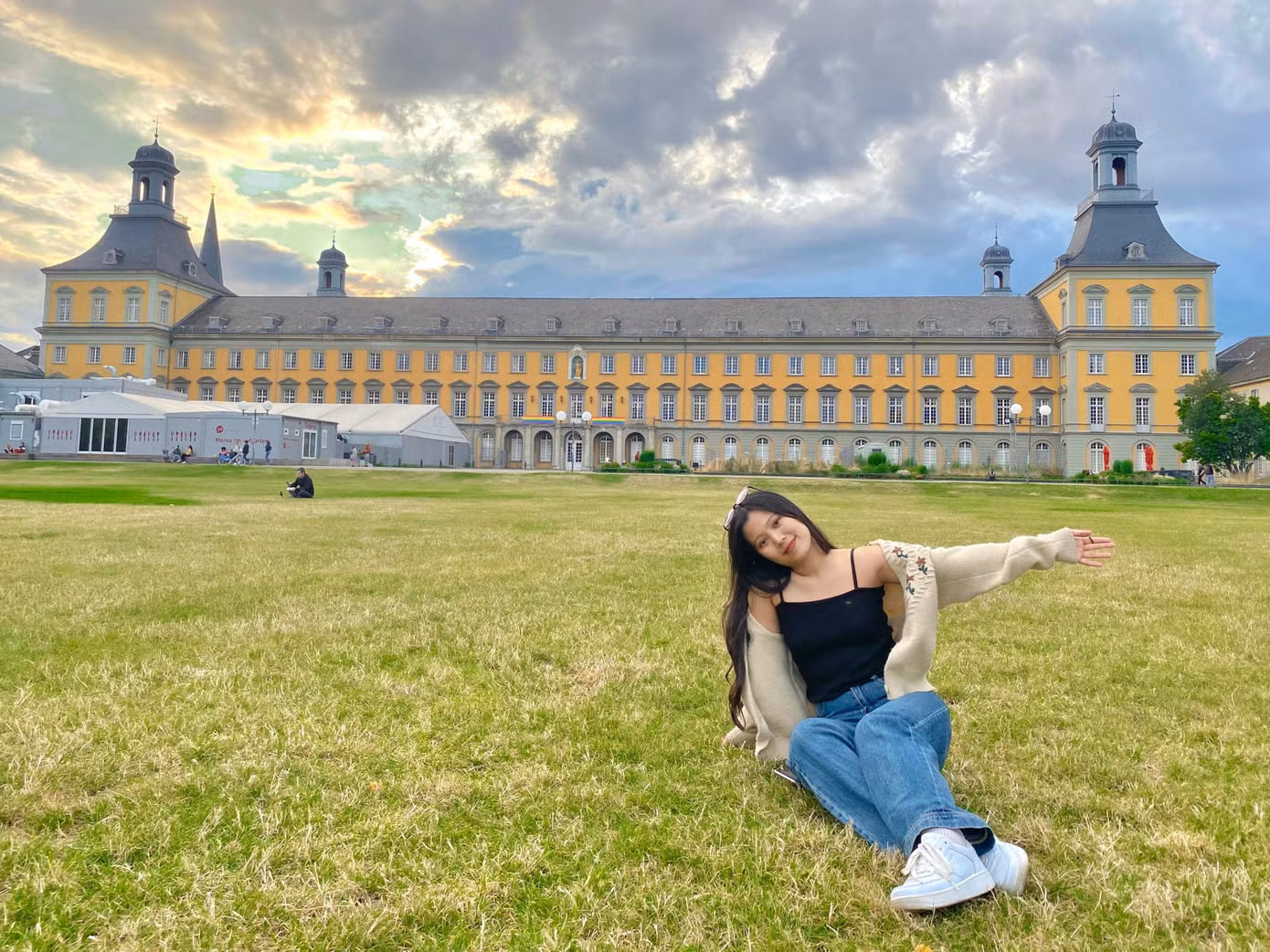 “Scholarship Mentor Hub là một trong những lý tưởng mình theo đuổi lâu dài. Ở đó, mình và các cựu học giả cùng nhau hỗ trợ, tiếp sức, tạo nên một cộng đồng học bổng – nơi người Việt nâng đỡ người Việt", Ngân cho biết. “Scholarship Mentor Hub là một trong những lý tưởng mình theo đuổi lâu dài. Ở đó, mình và các cựu học giả cùng nhau hỗ trợ, tiếp sức, tạo nên một cộng đồng học bổng – nơi người Việt nâng đỡ người Việt", Ngân cho biết.