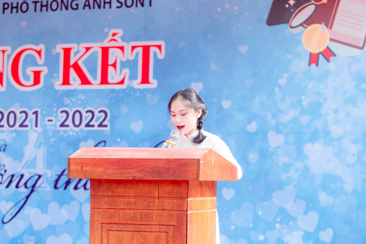 Thục Anh phát biểu tại chương trình tri ân và trưởng thành lớp 12.