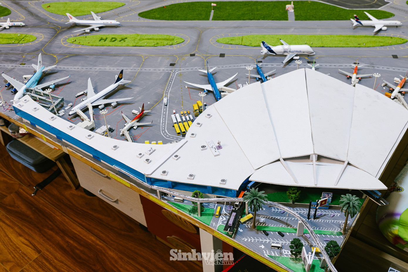Không chỉ dừng lại ở việc sưu tầm, Dương còn thể hiện tài năng sáng tạo và đam mê bằng việc tự tay xây dựng một mô hình sân bay độc đáo. "Ý tưởng này đến với mình một cách rất tự nhiên. Mình muốn tạo ra một không gian thu nhỏ, nơi mình có thể thỏa sức sáng tạo và lan tỏa niềm đam mê hàng không."