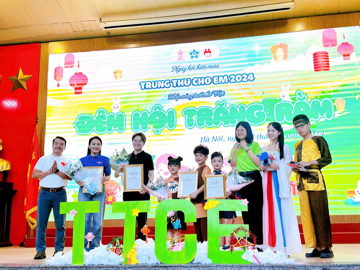 Những chương trình cộng đồng, thiện nguyện cũng là một “sân khấu” đặc biệt đối với cô nàng.