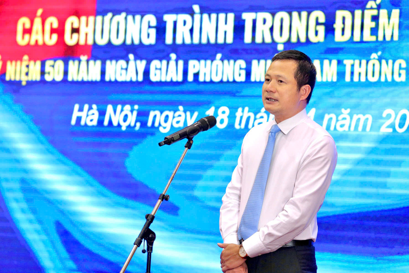 Ông Đỗ Đức Hoàng - Phó Tổng Giám đốc Đài THVN tiết lộ, lễ diễu binh kỷ niệm 50 năm thống nhất đất nước sẽ có quy mô truyền hình trực tiếp lớn nhất từ trước đến nay, với 50 camera và hơn 100 micro thu trực tiếp. Đài đã nghiên cứu kỹ lưỡng kinh nghiệm từ Nga, Trung Quốc, Triều Tiên để truyền tải trọn vẹn khí thế hào hùng của sự kiện.